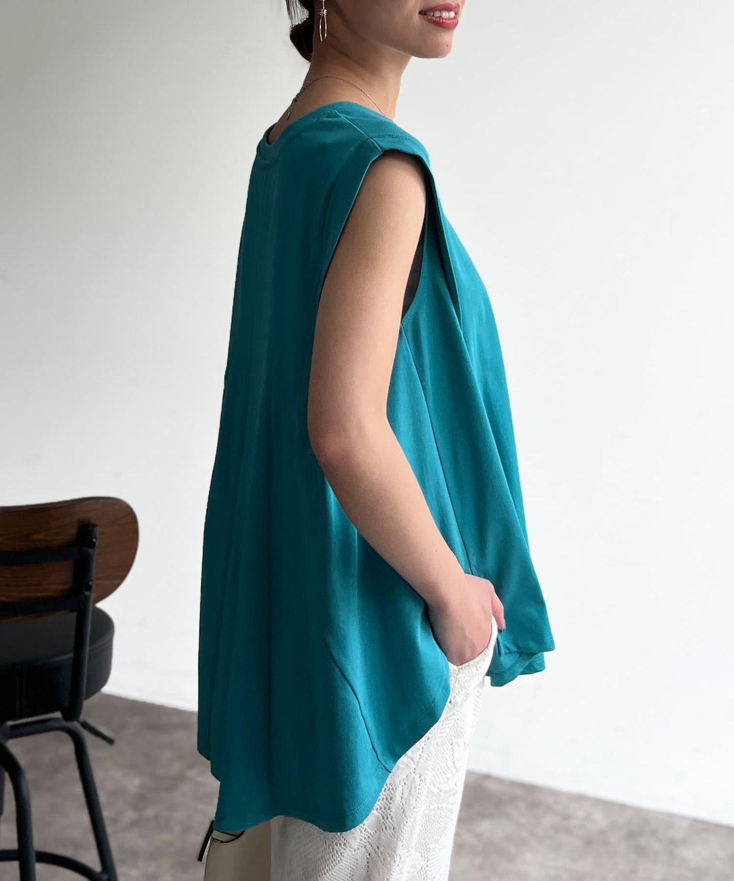 後背開叉無袖上衣