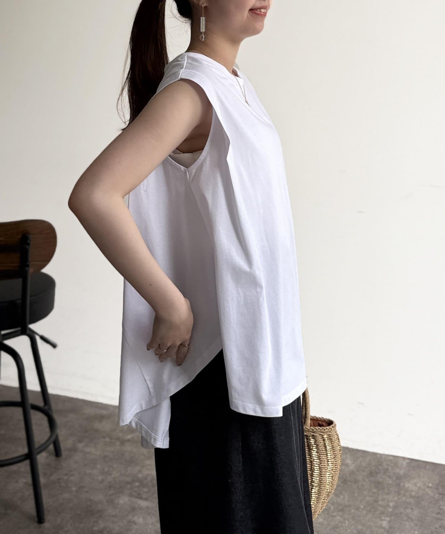 後背開叉無袖上衣