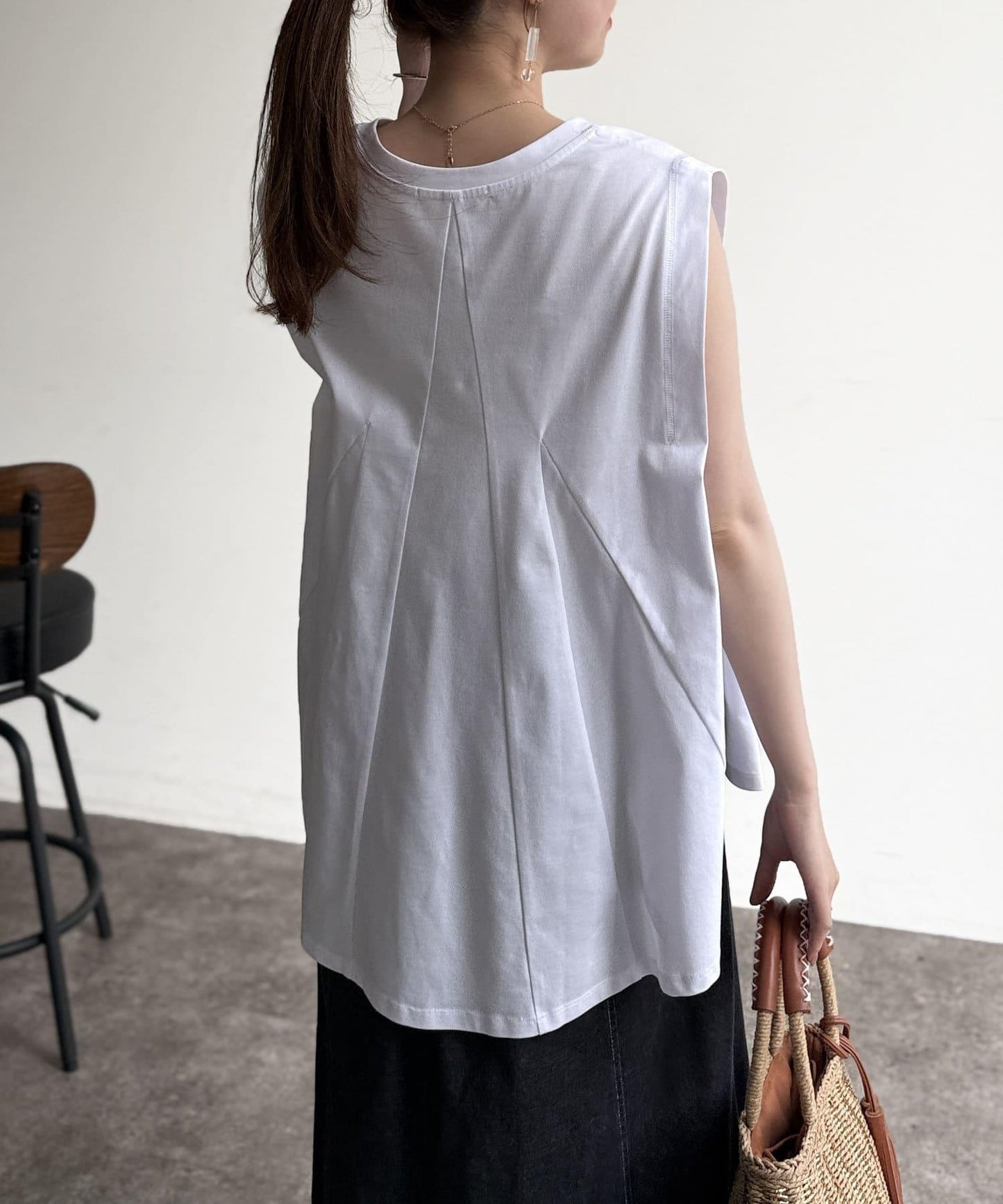 後背開叉無袖上衣