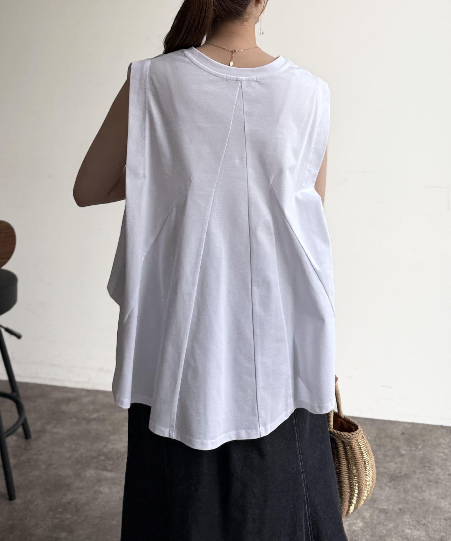 後背開叉無袖上衣