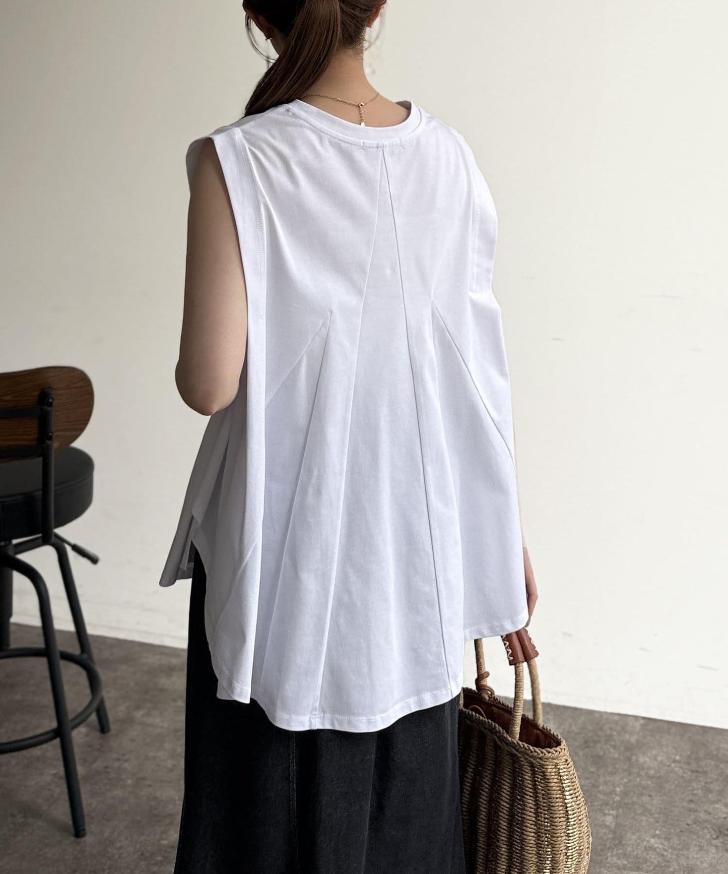 後背開叉無袖上衣