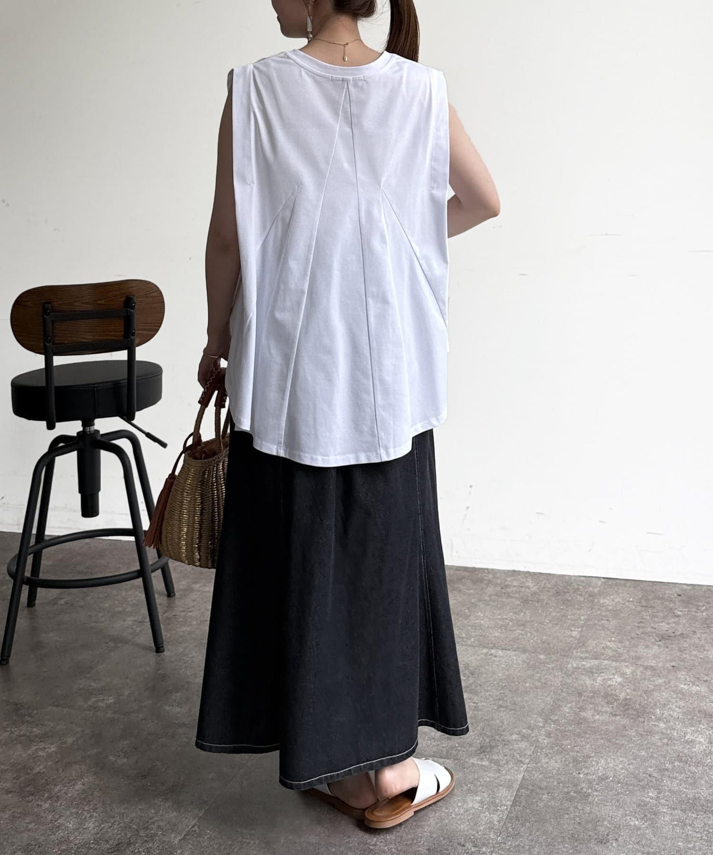 後背開叉無袖上衣