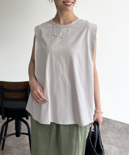 後背開叉無袖上衣