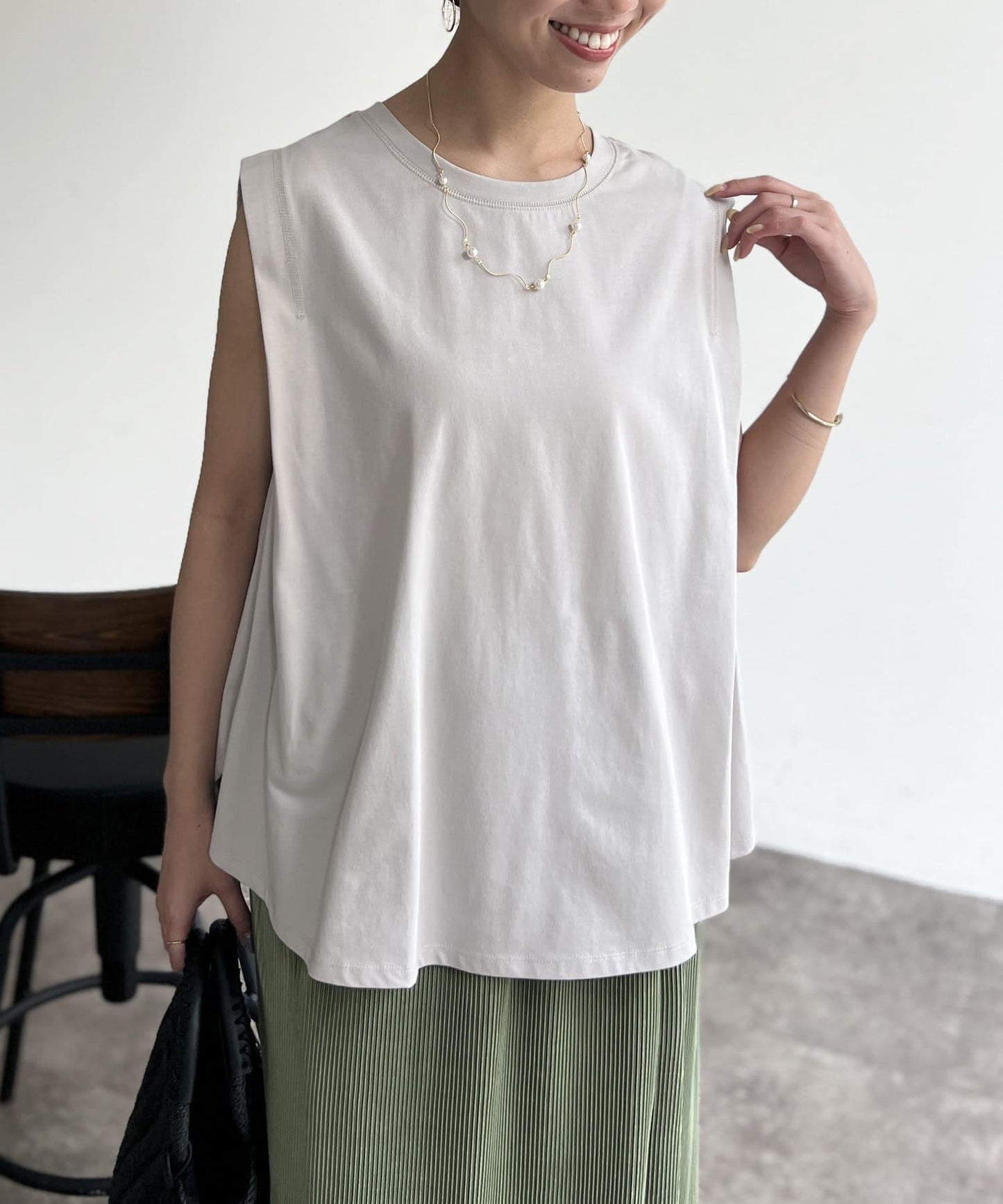 後背開叉無袖上衣