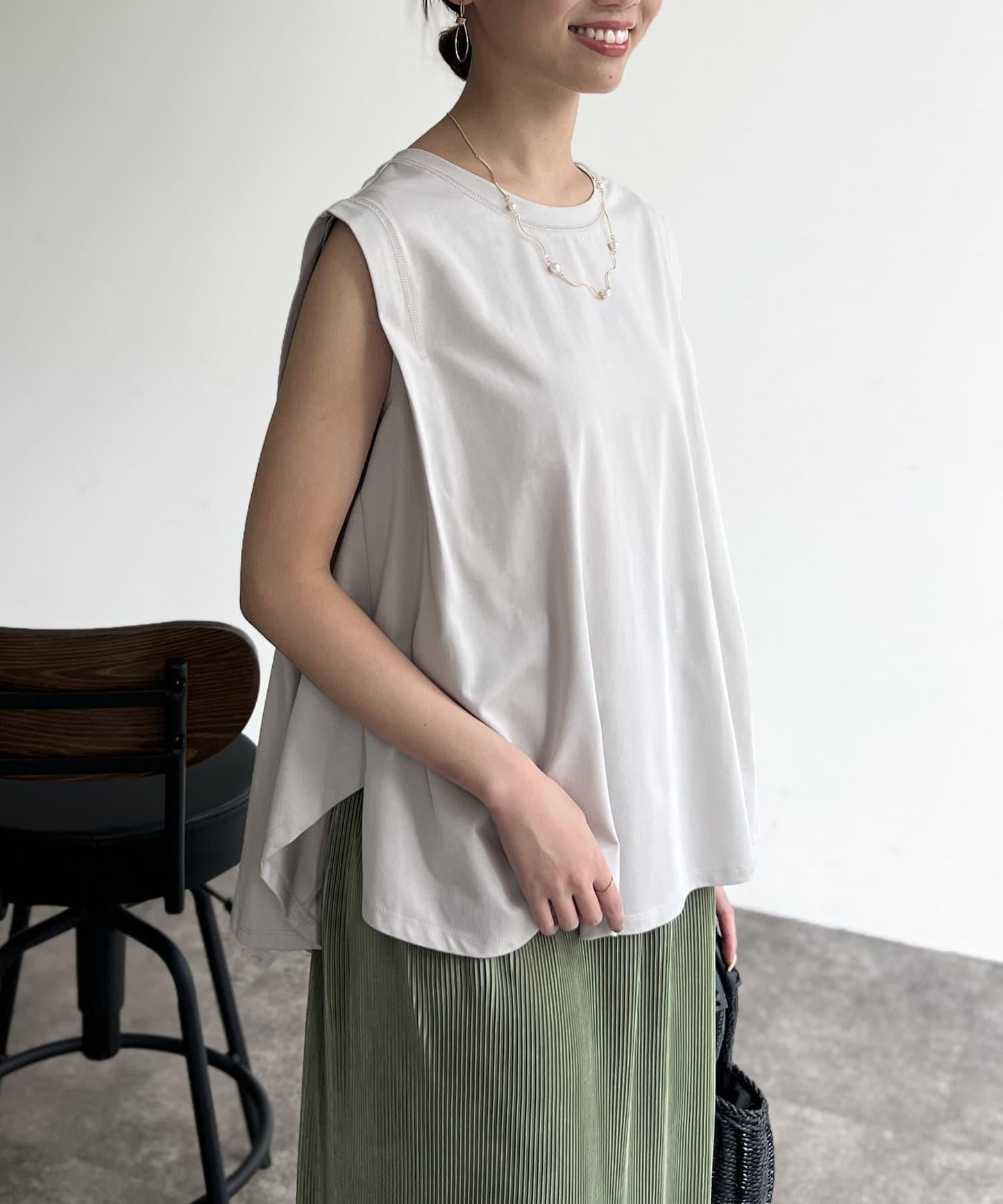 後背開叉無袖上衣