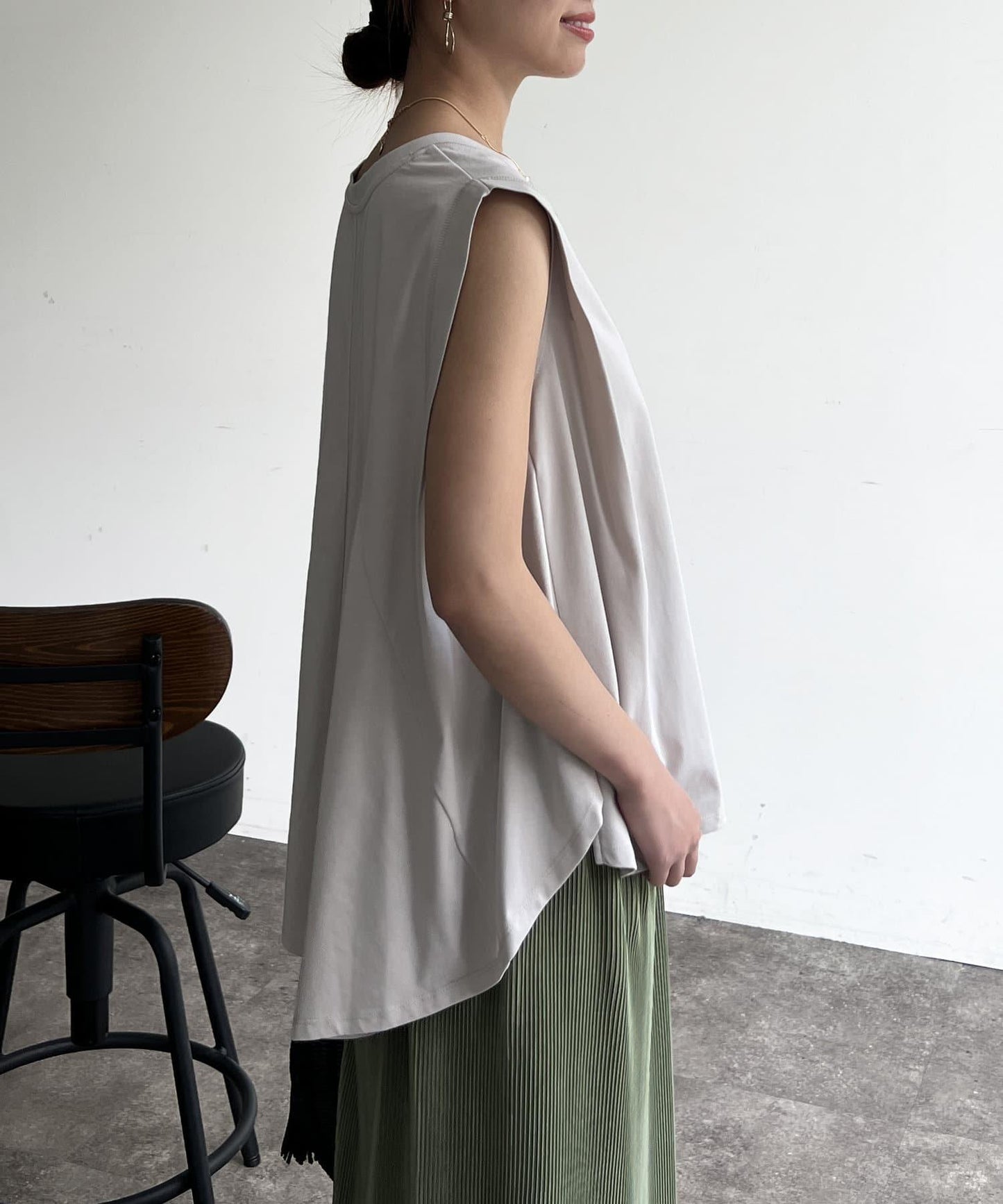 後背開叉無袖上衣