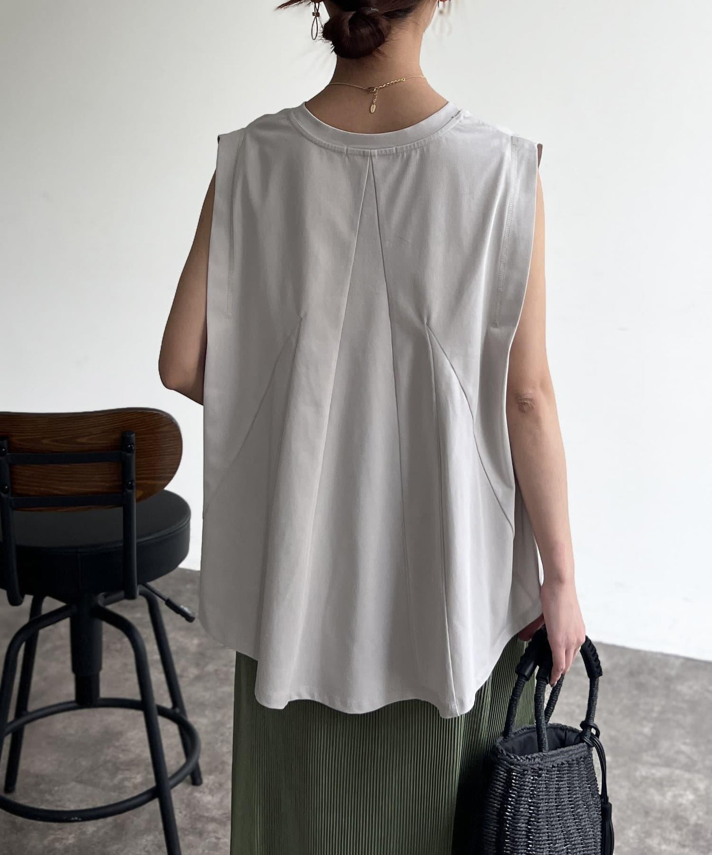 後背開叉無袖上衣