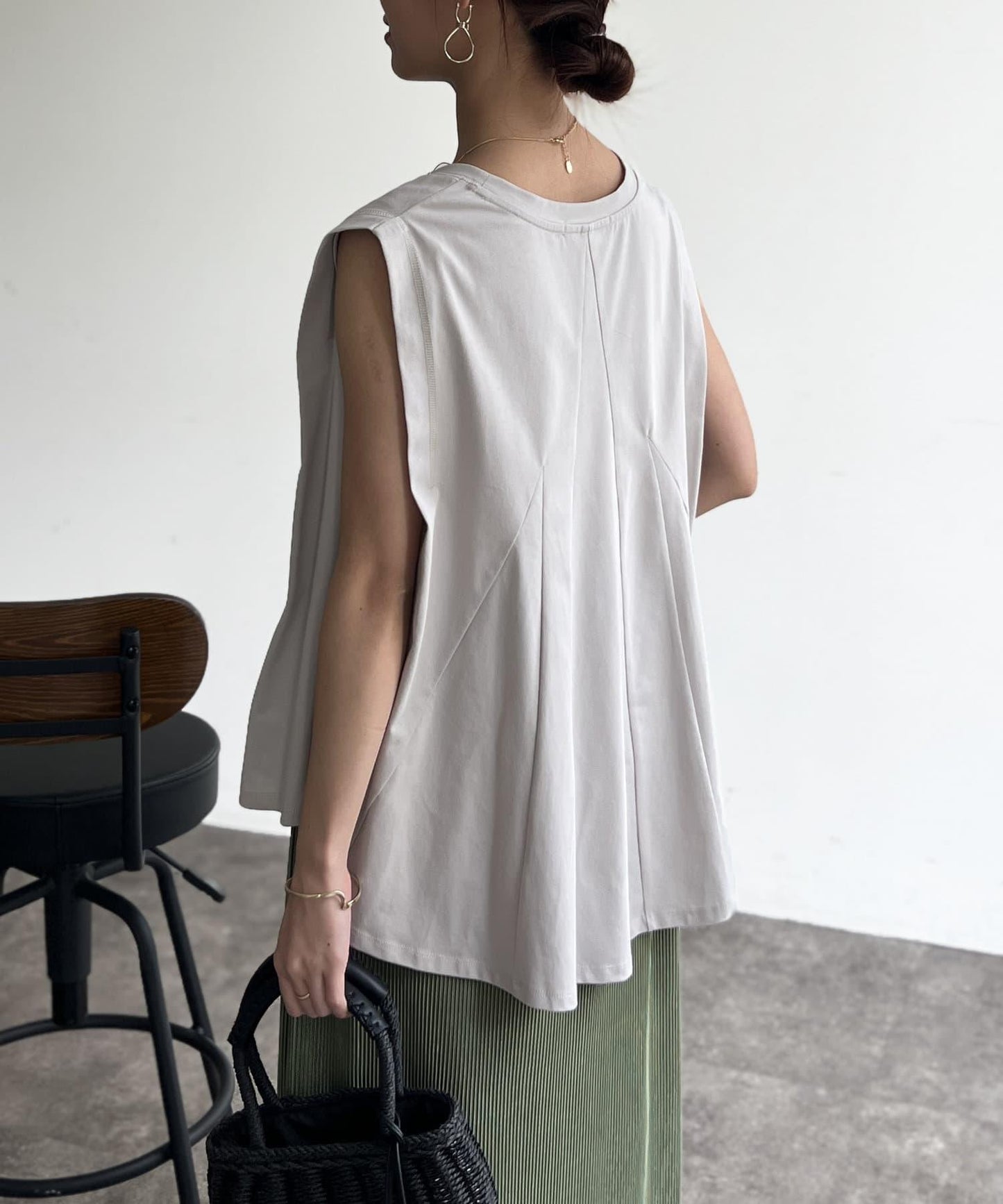 後背開叉無袖上衣