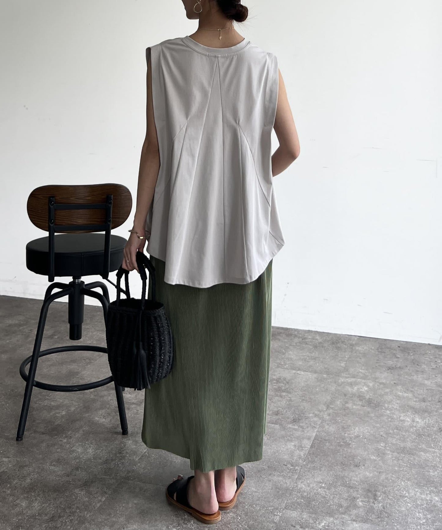 後背開叉無袖上衣