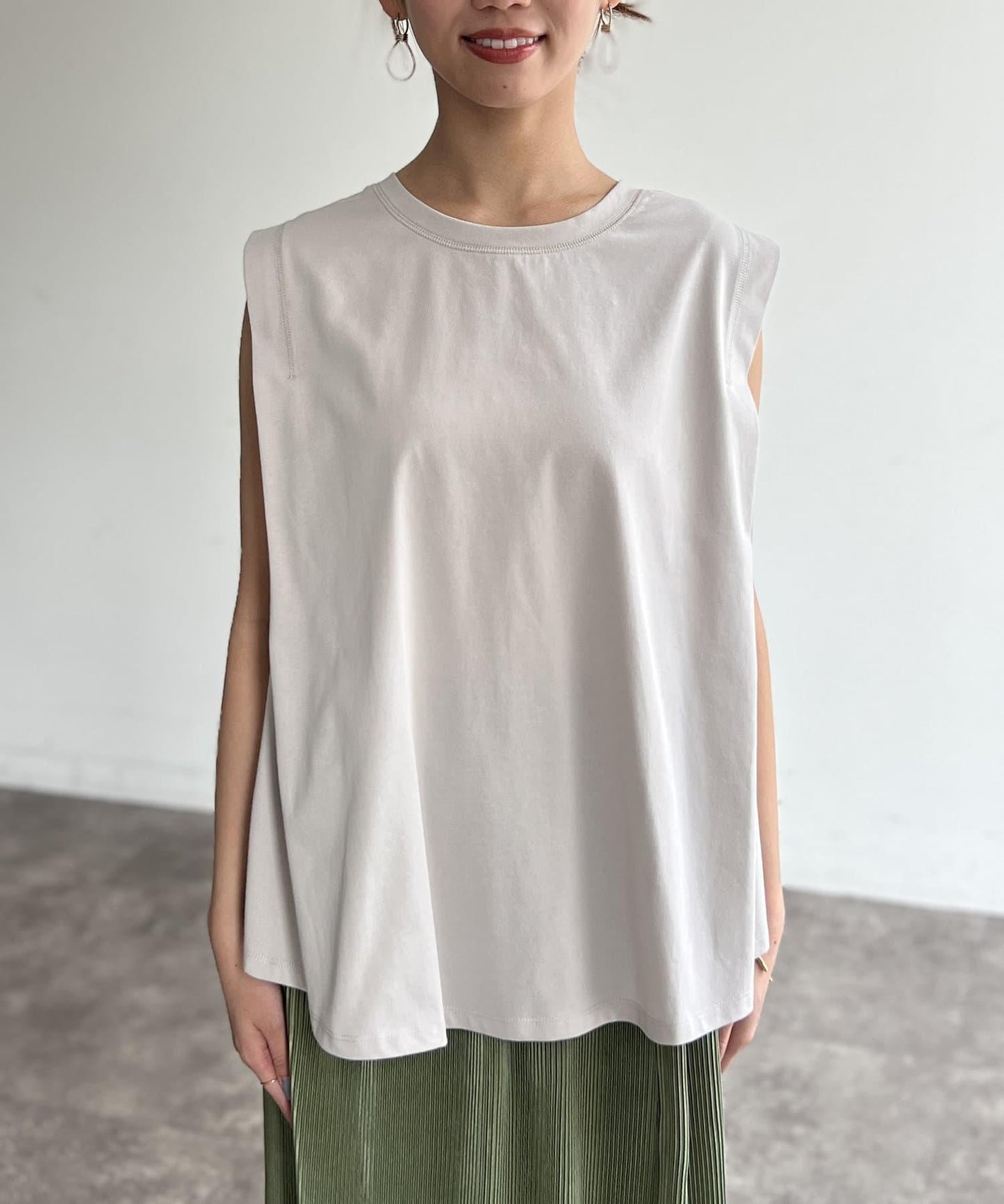 後背開叉無袖上衣