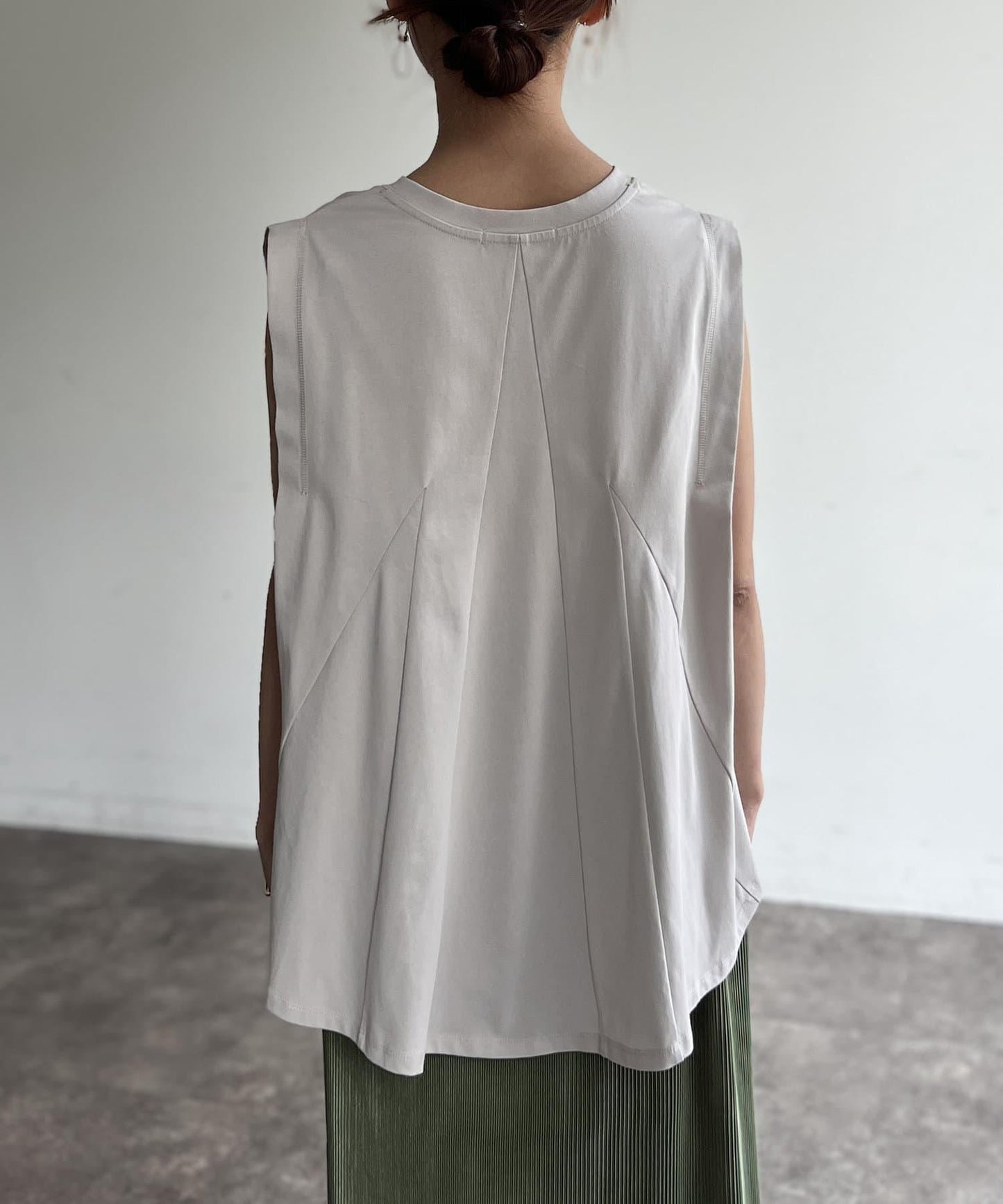 後背開叉無袖上衣