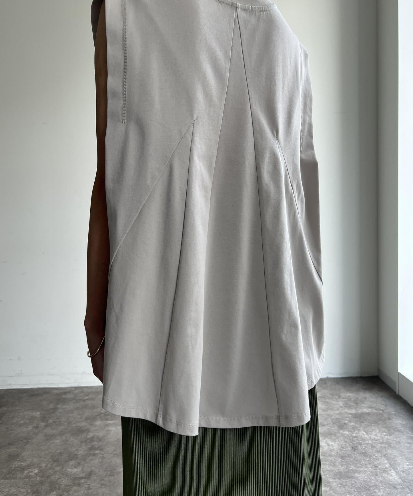 後背開叉無袖上衣