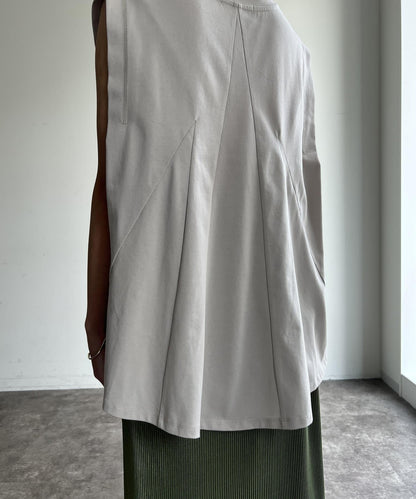 後背開叉無袖上衣