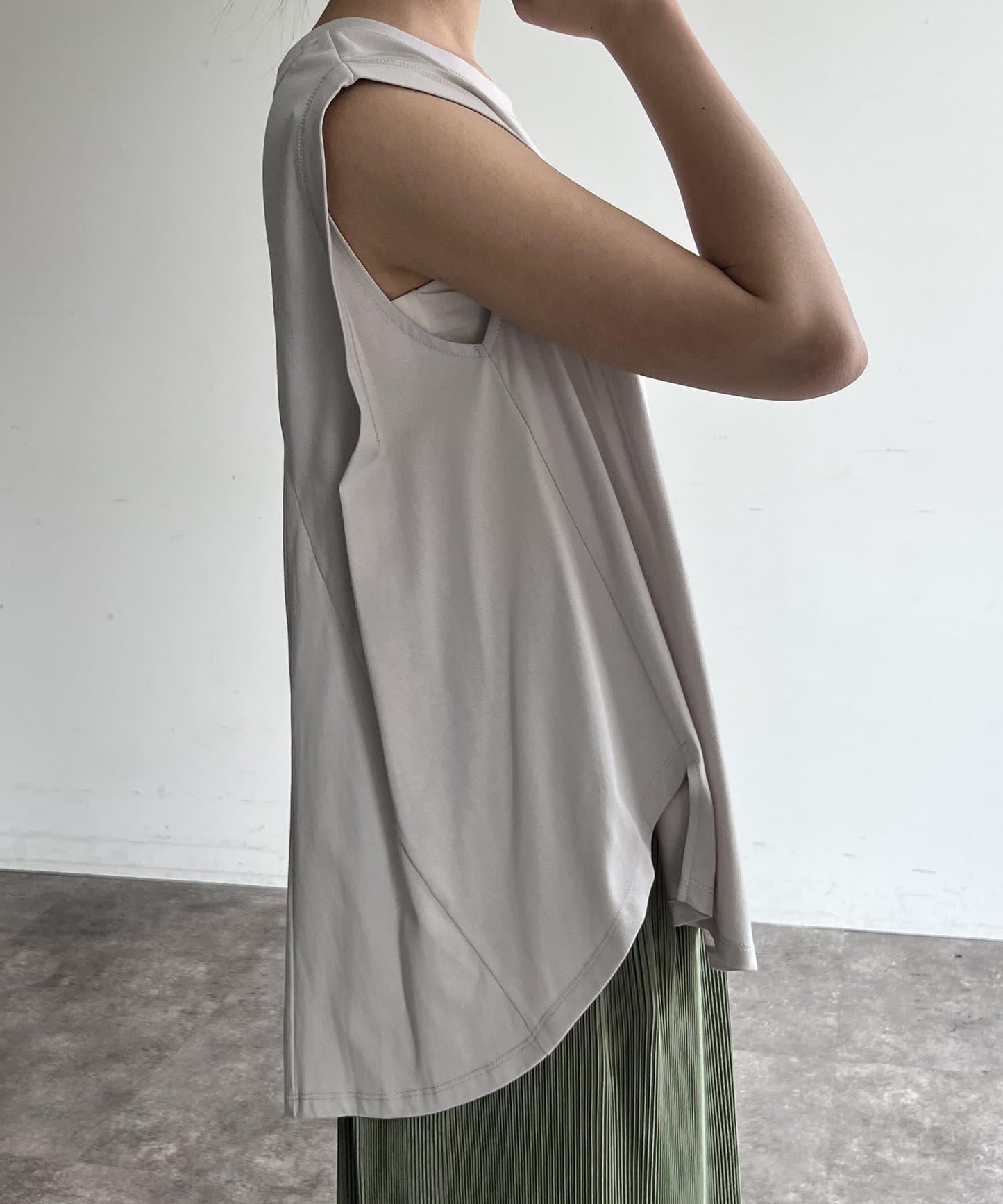 後背開叉無袖上衣