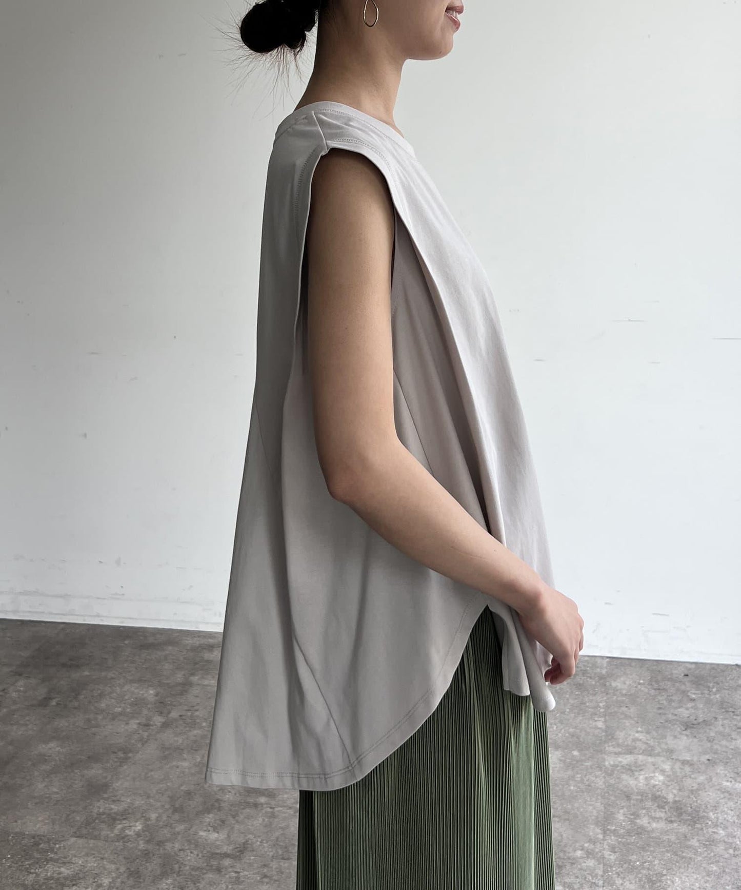 後背開叉無袖上衣