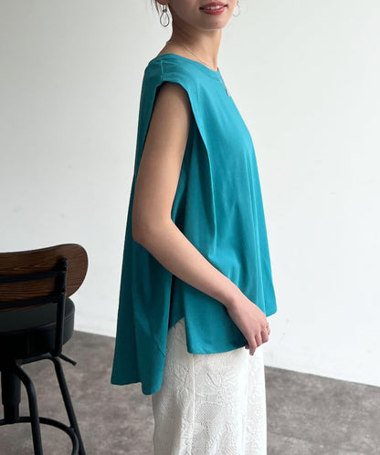 後背開叉無袖上衣