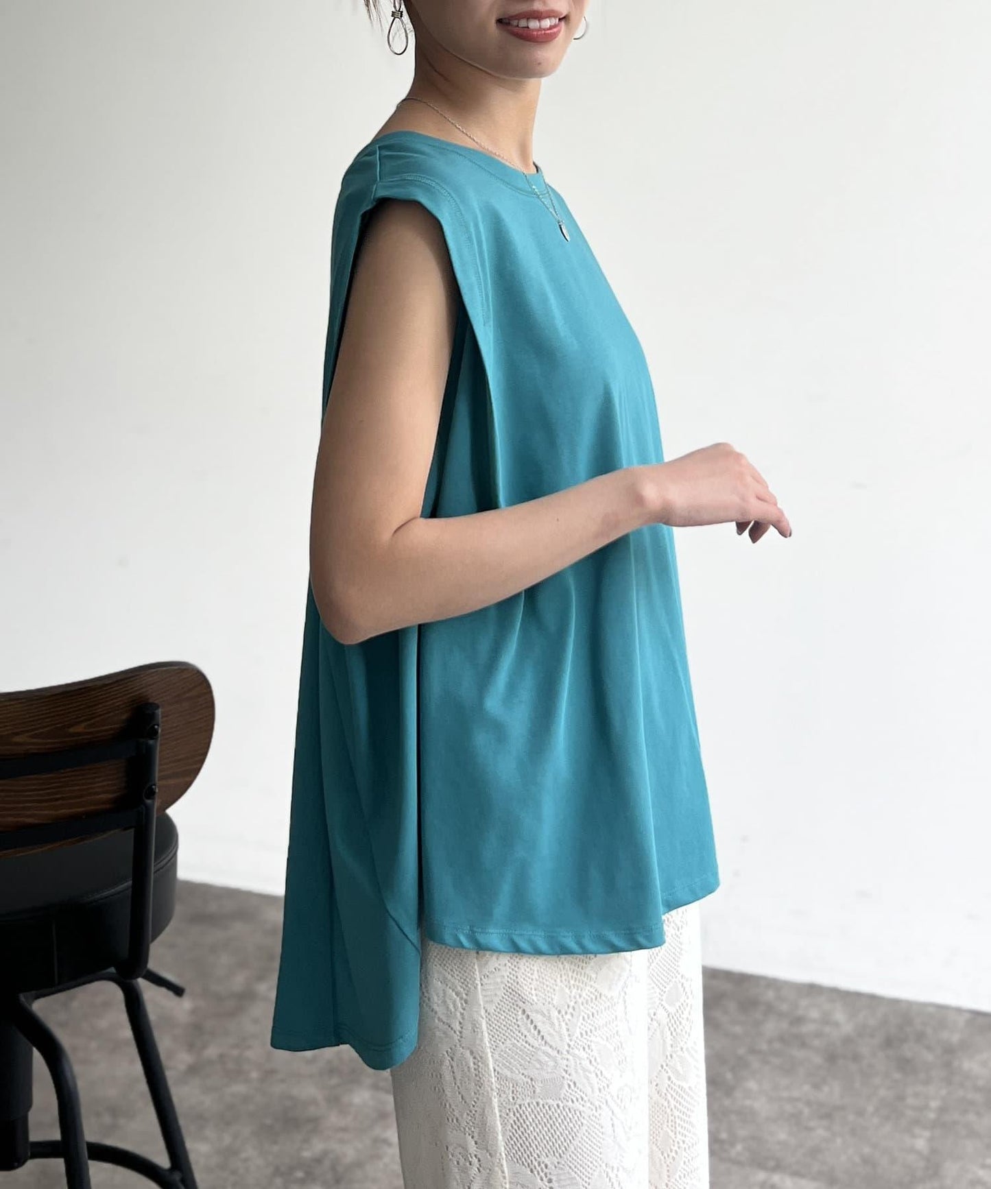 後背開叉無袖上衣