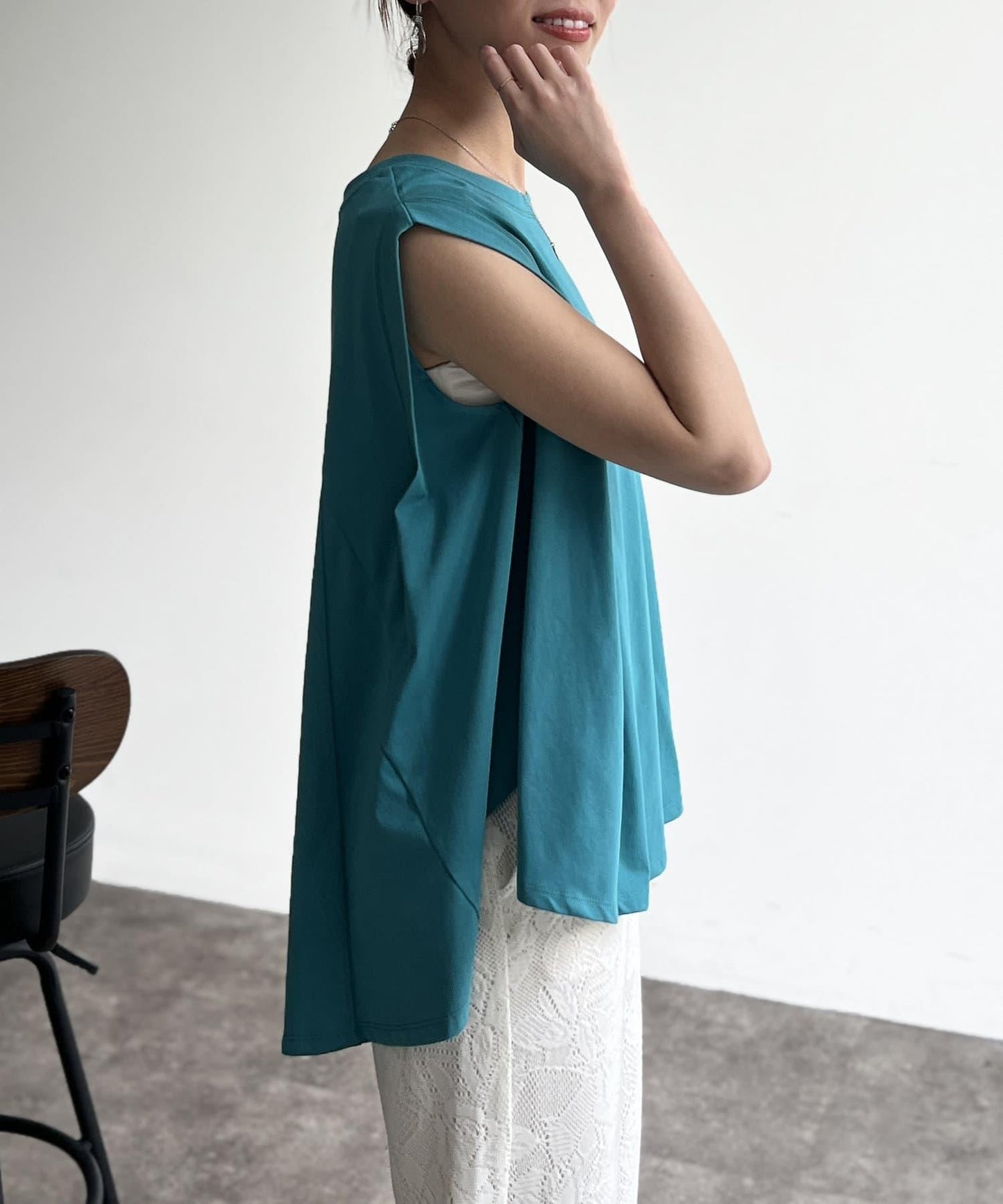 後背開叉無袖上衣