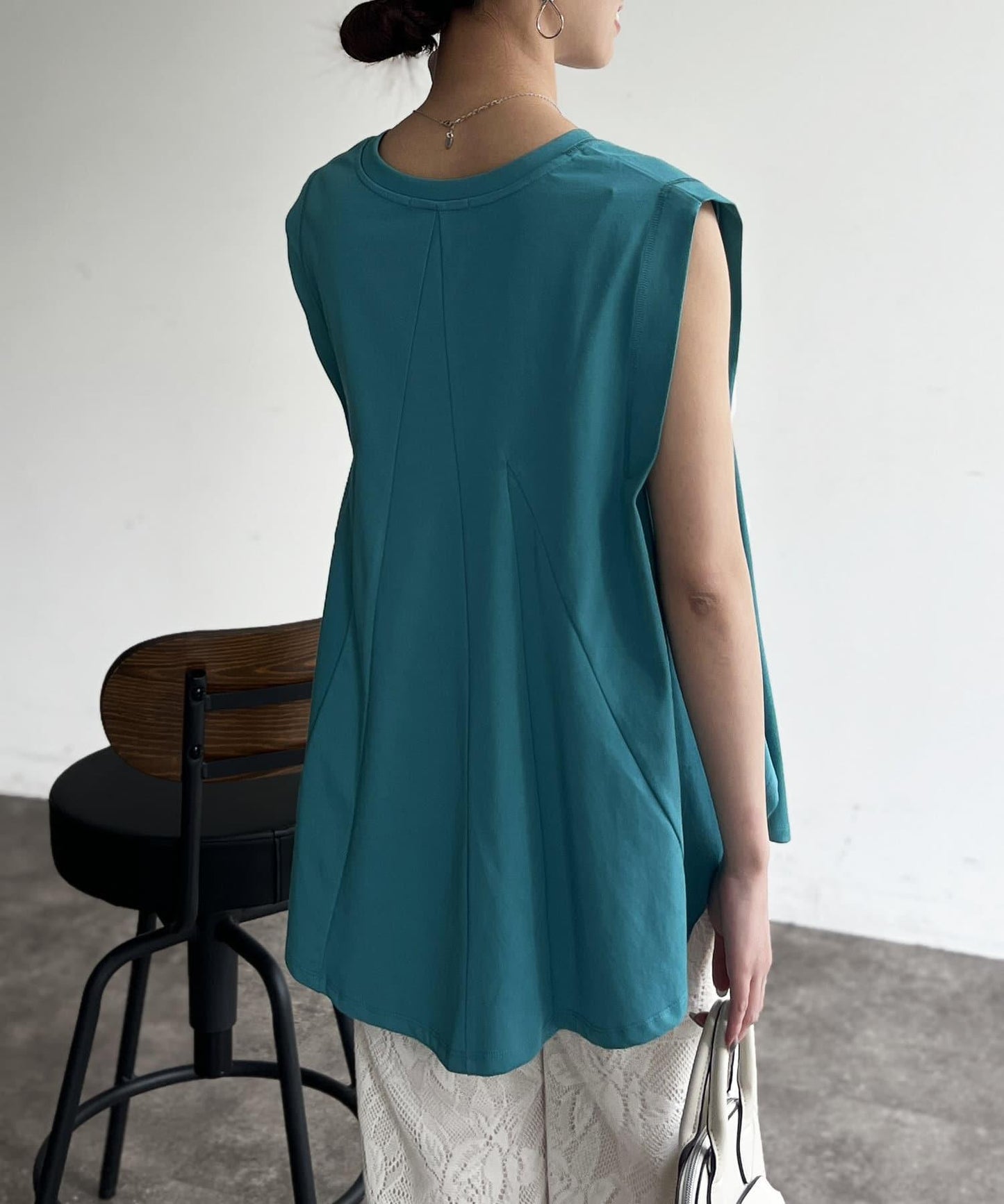 後背開叉無袖上衣