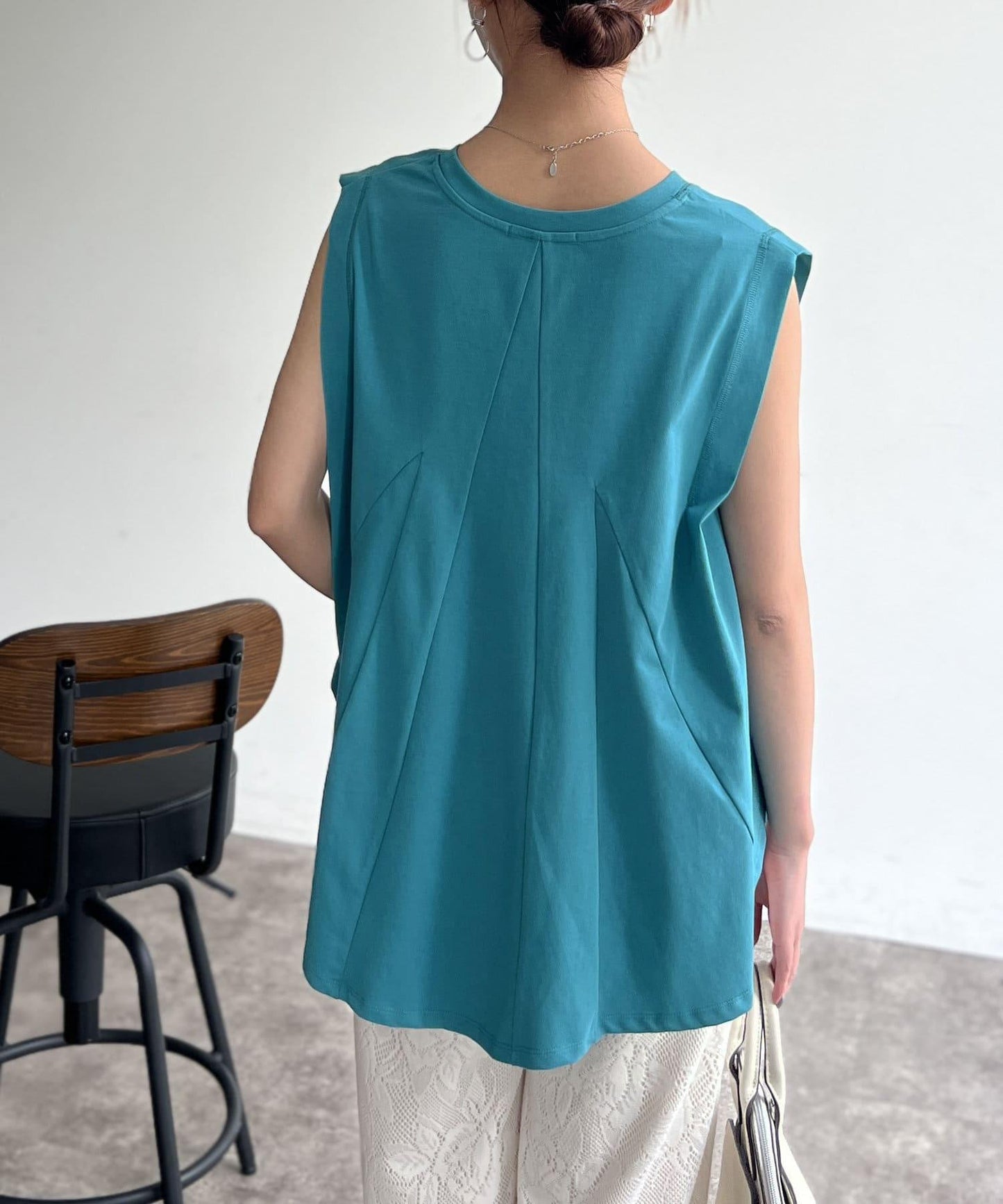 後背開叉無袖上衣