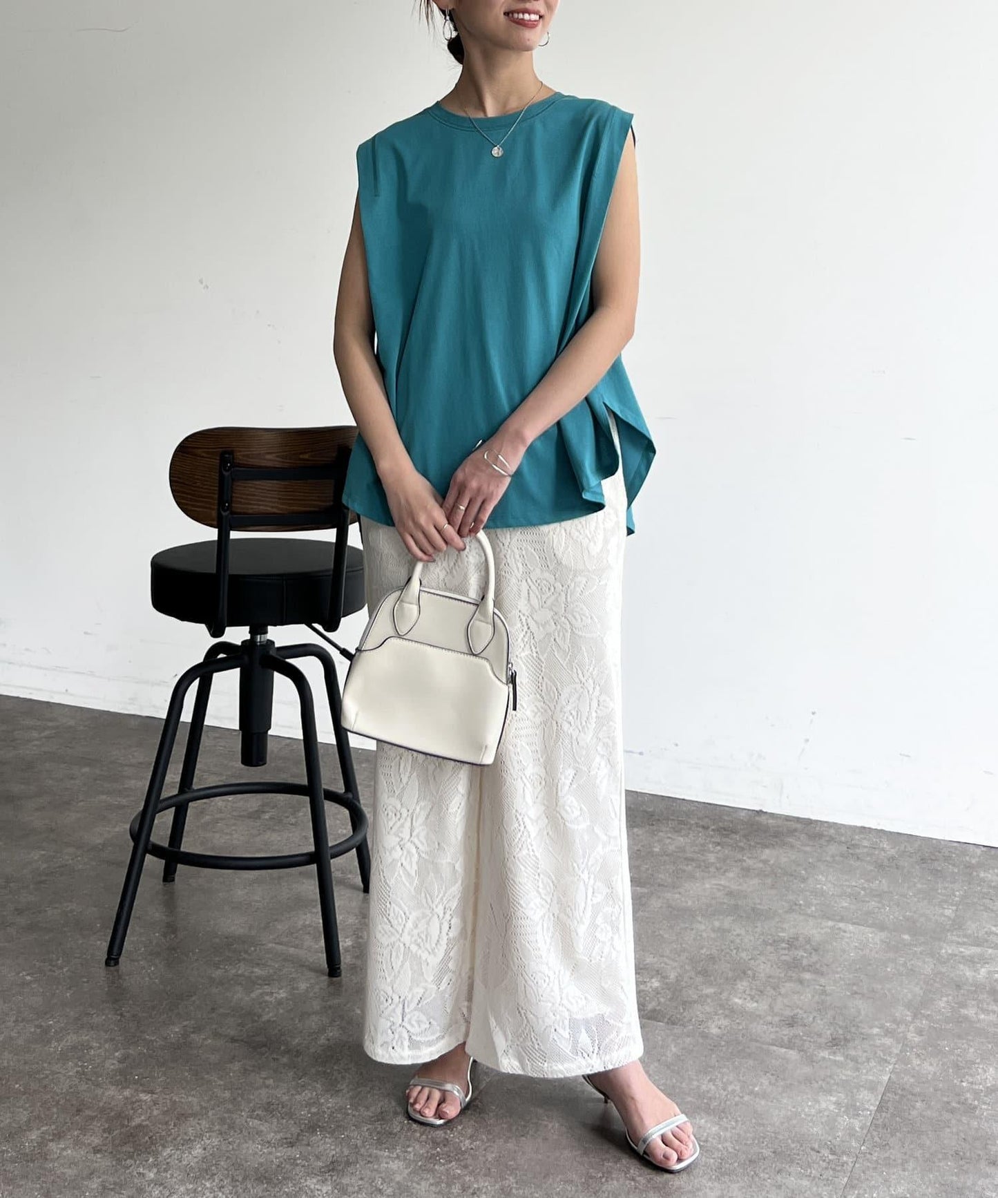 後背開叉無袖上衣