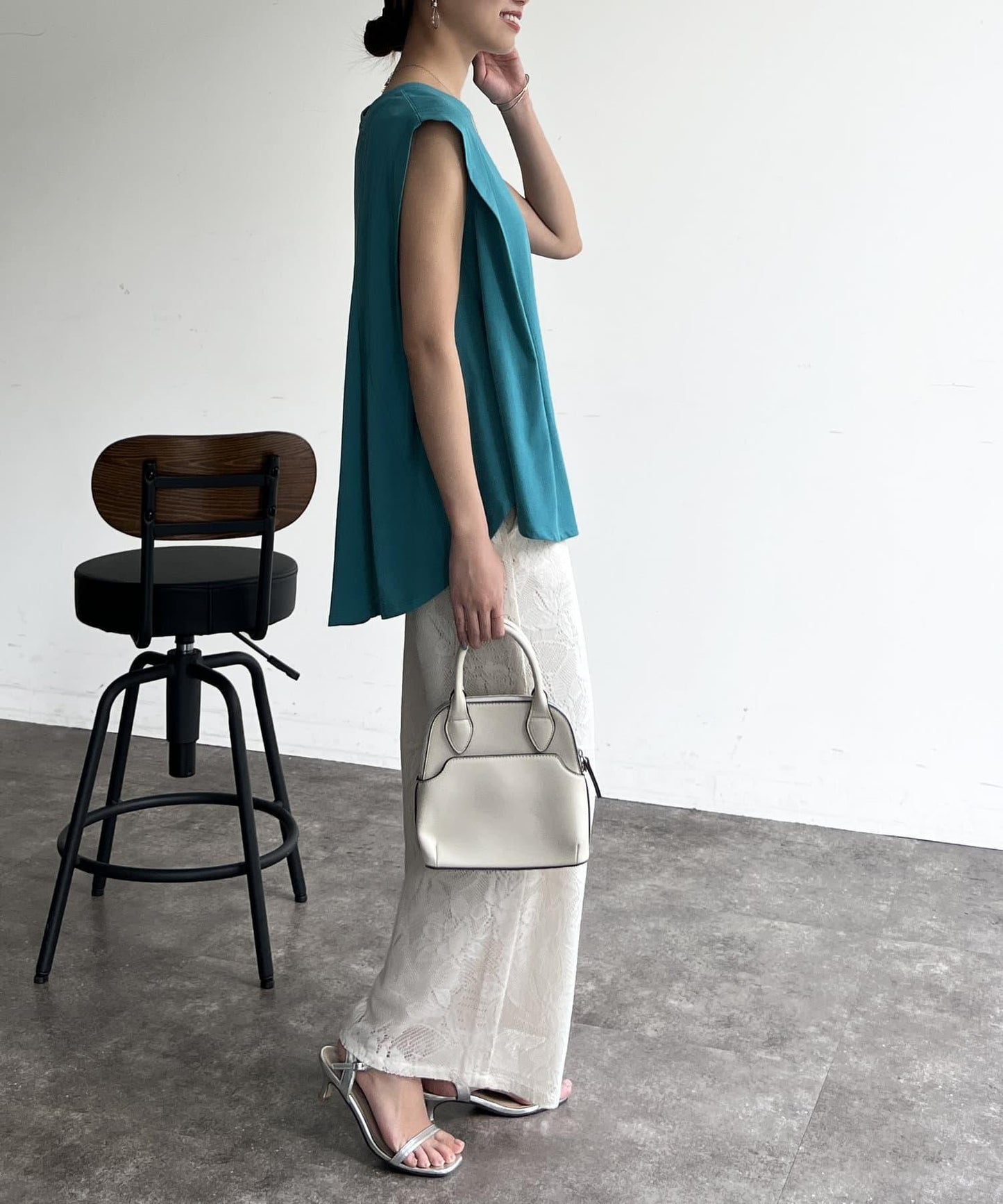 後背開叉無袖上衣