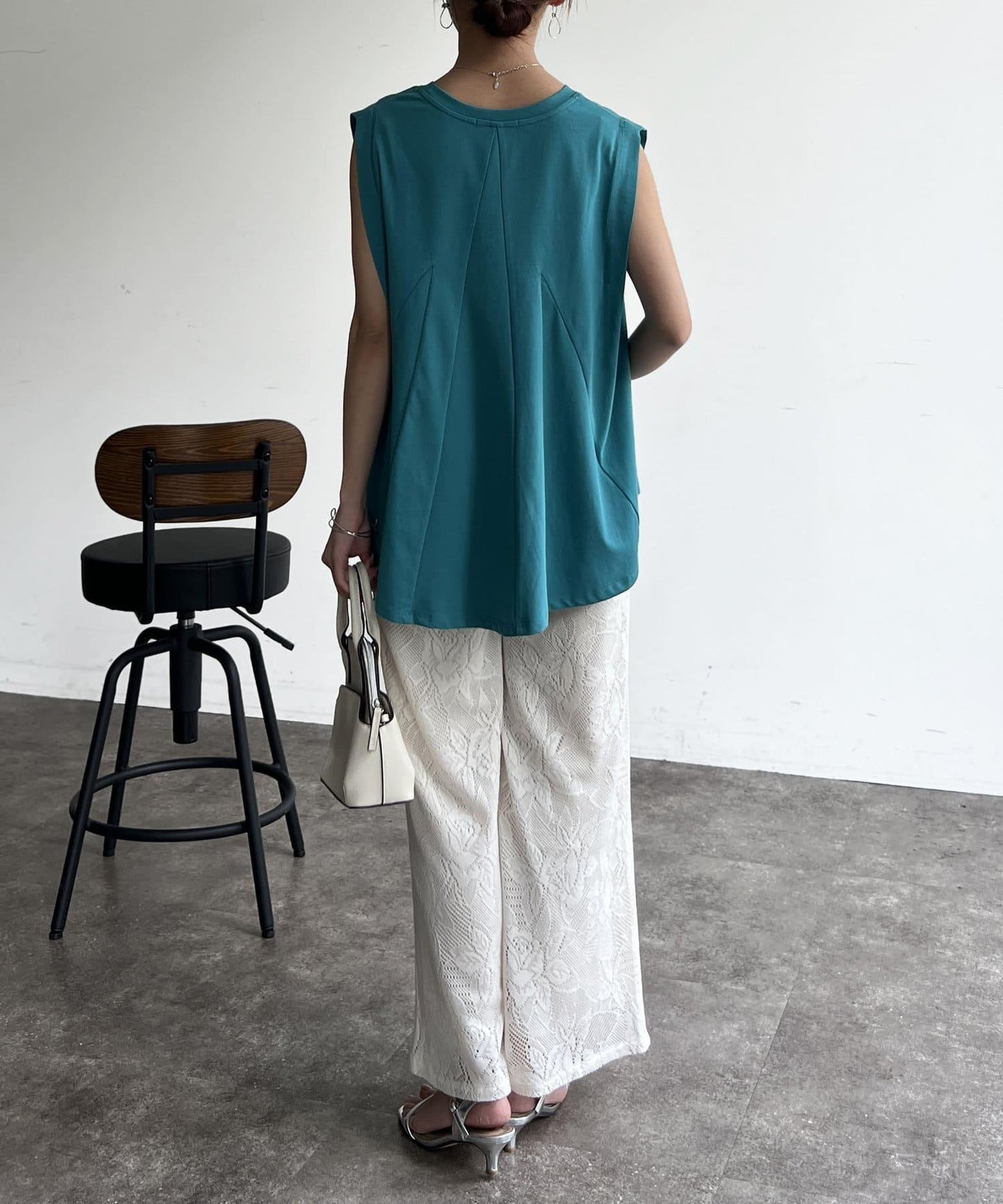 後背開叉無袖上衣