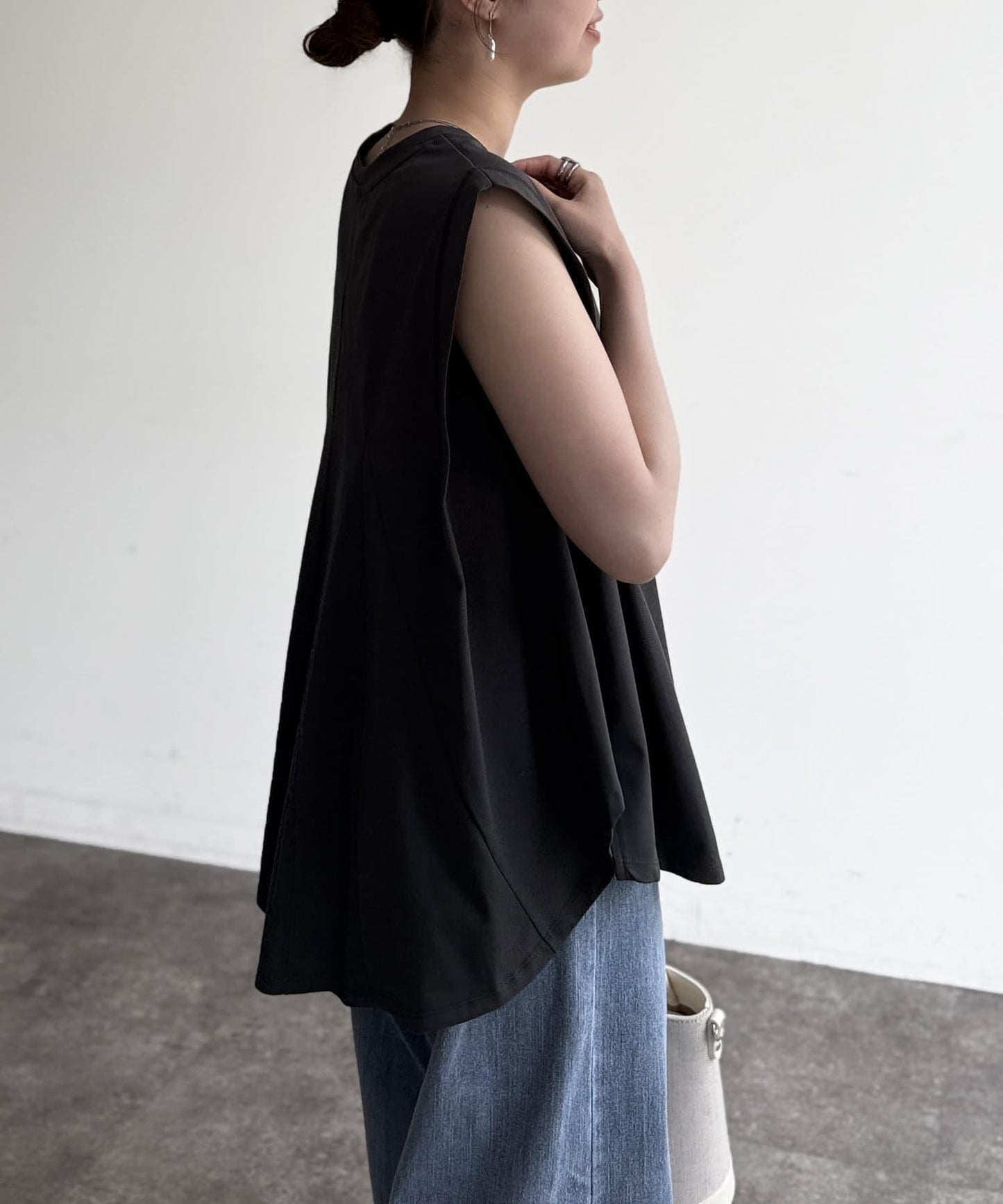 後背開叉無袖上衣