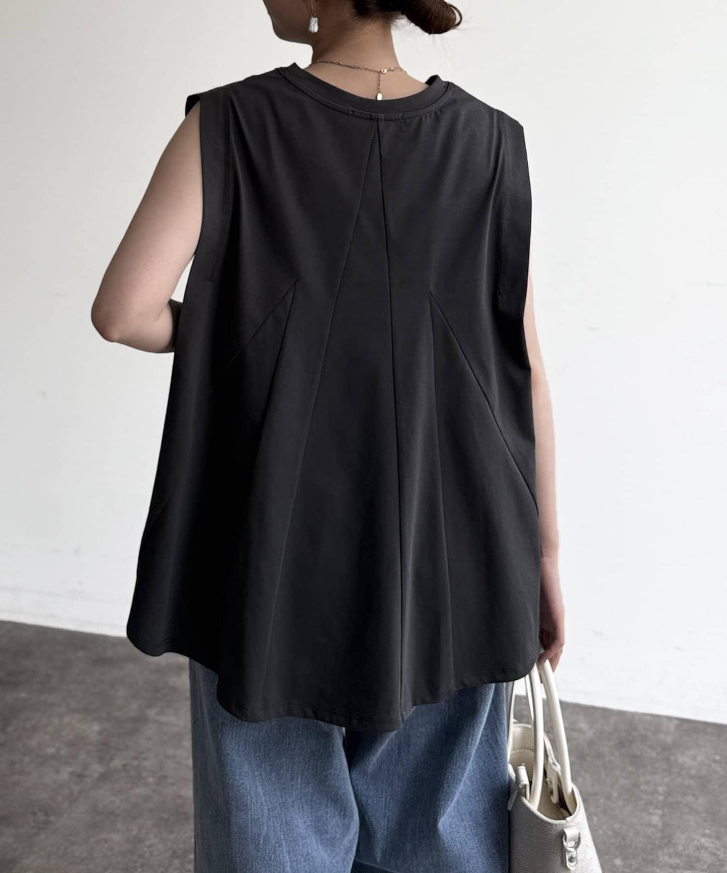 後背開叉無袖上衣