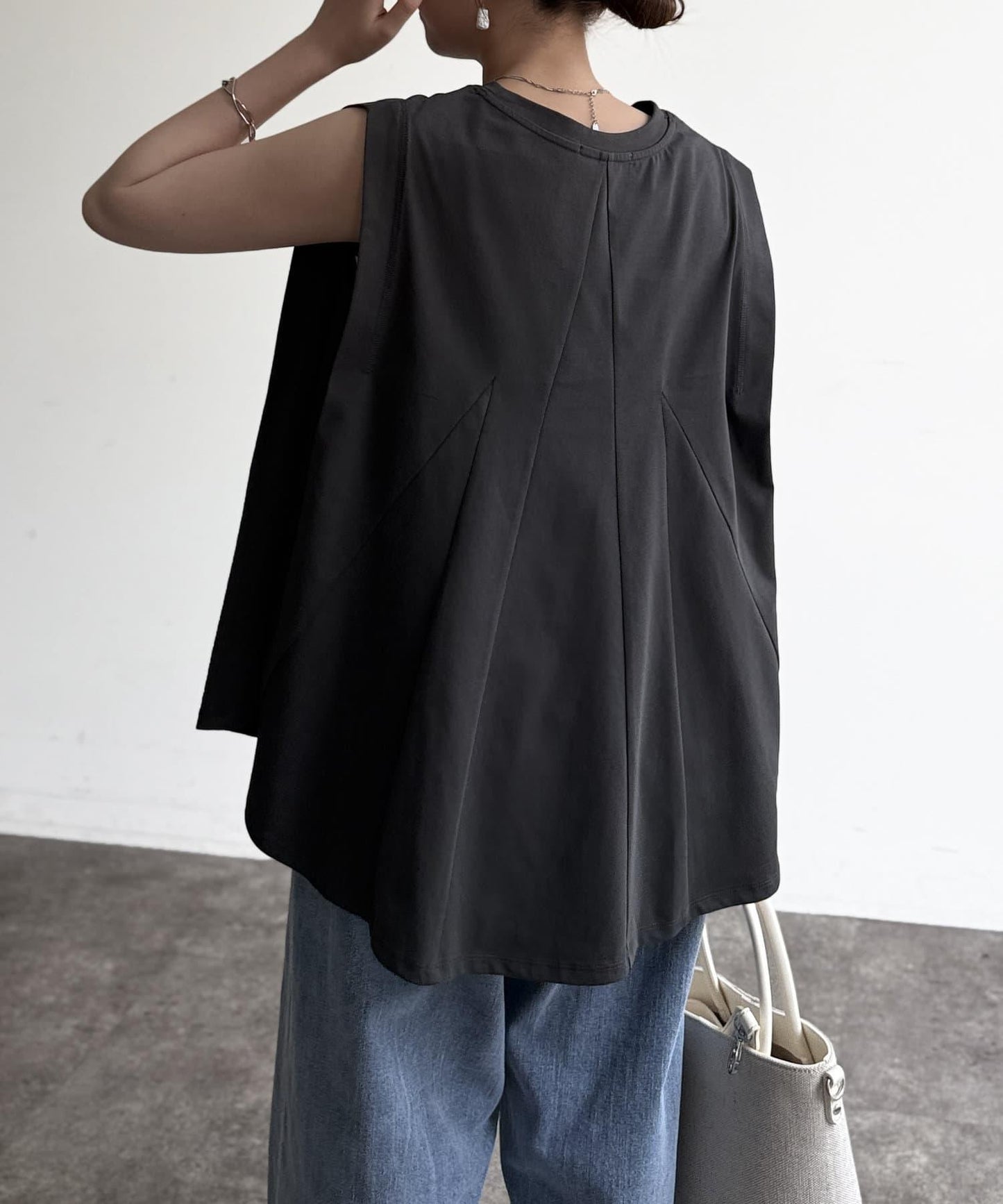 後背開叉無袖上衣