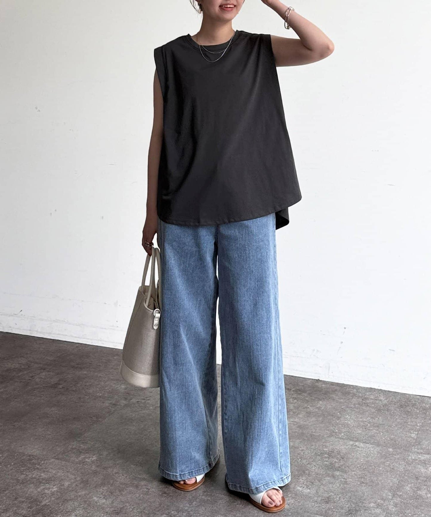 後背開叉無袖上衣