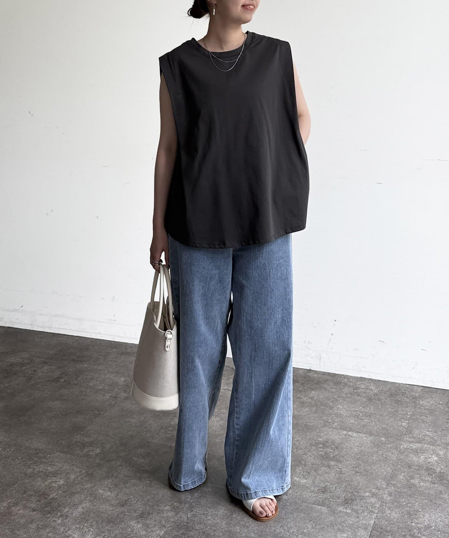 後背開叉無袖上衣