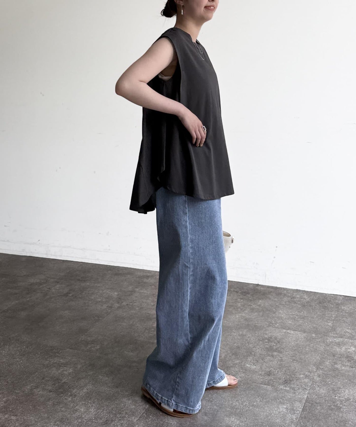 後背開叉無袖上衣