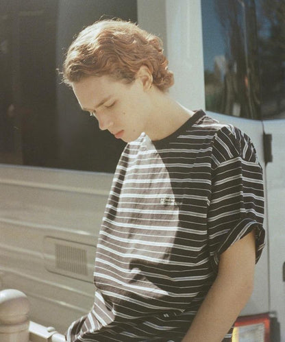 BASIC標誌刺繡T恤條紋/一點刺繡條紋T恤/短袖