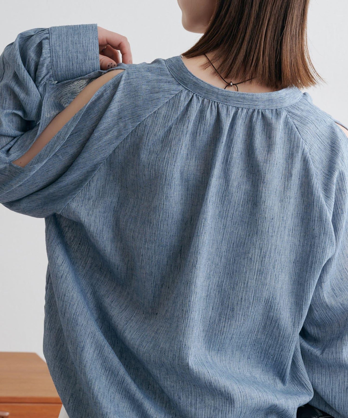 優雅露肩開衩襯衫