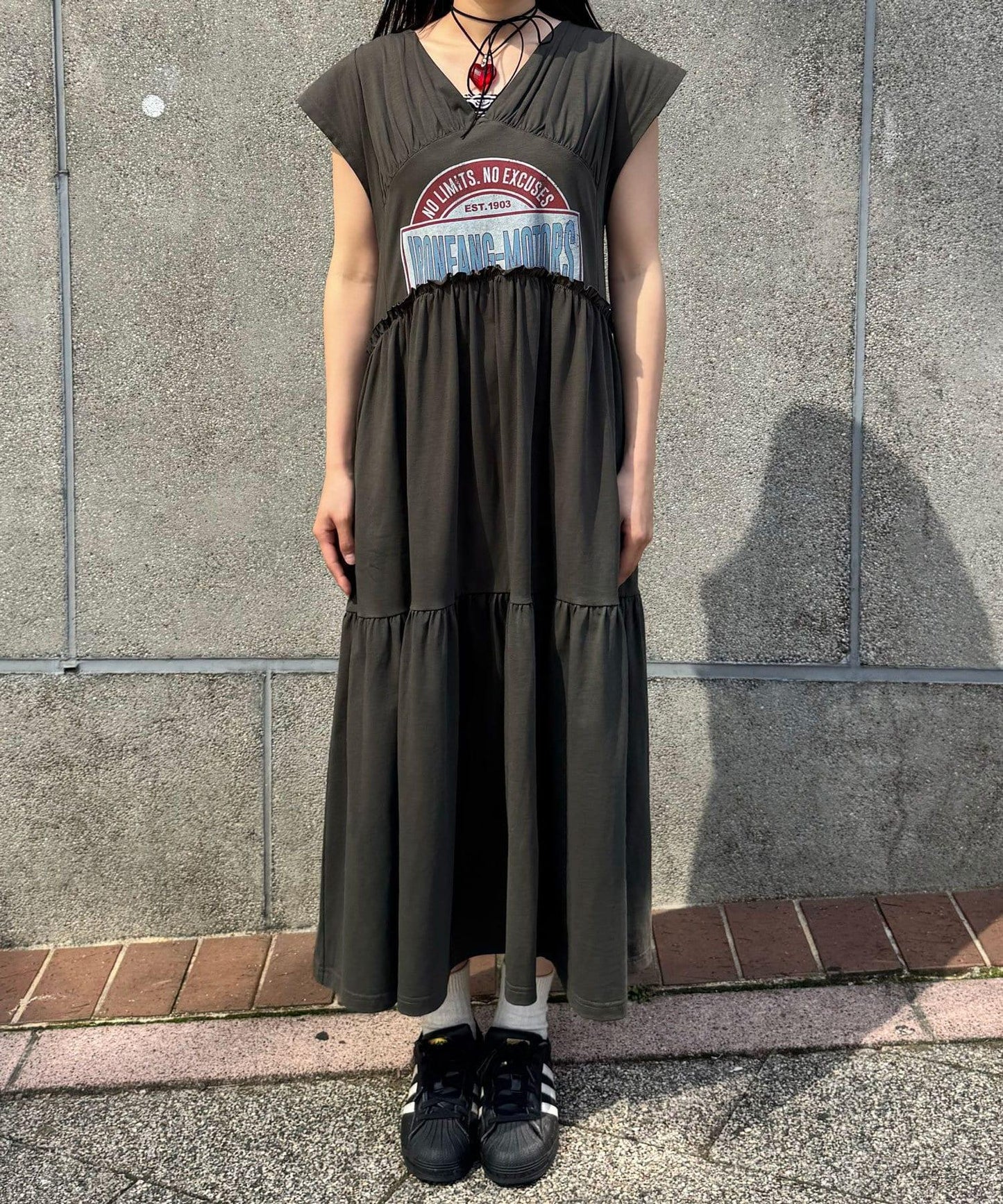 剪裁logo荷葉邊長款連衣裙