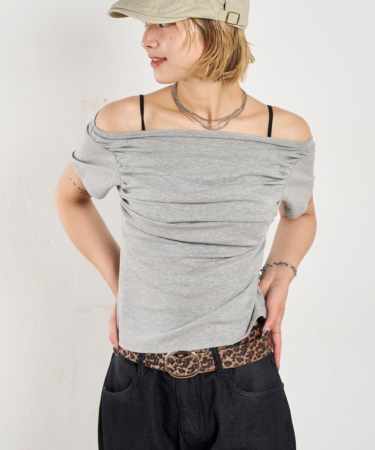 荷葉邊露肩短袖上衣