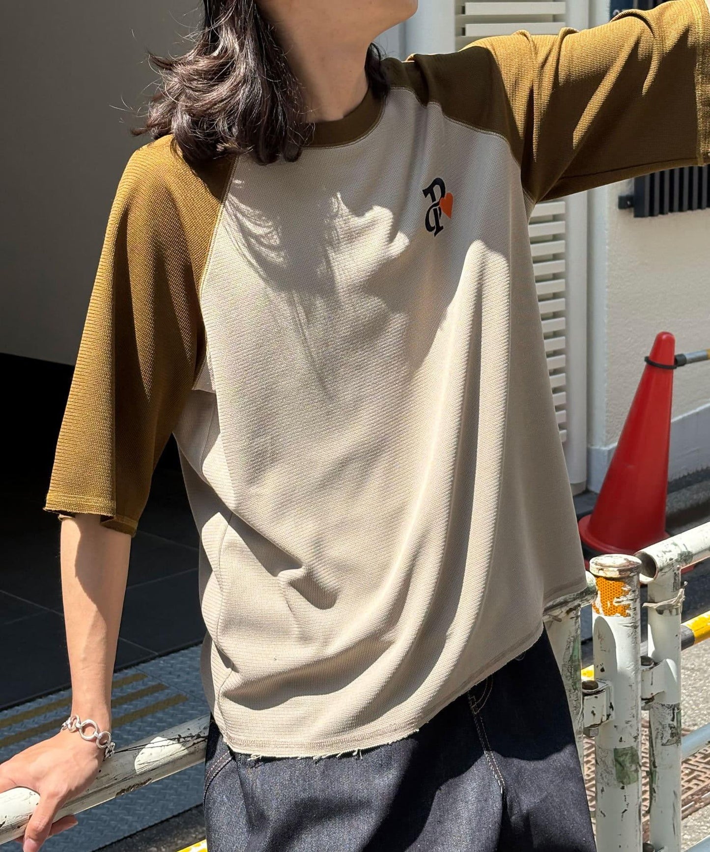 一點刺繡拉鍊拉桿圓領保暖短袖T恤