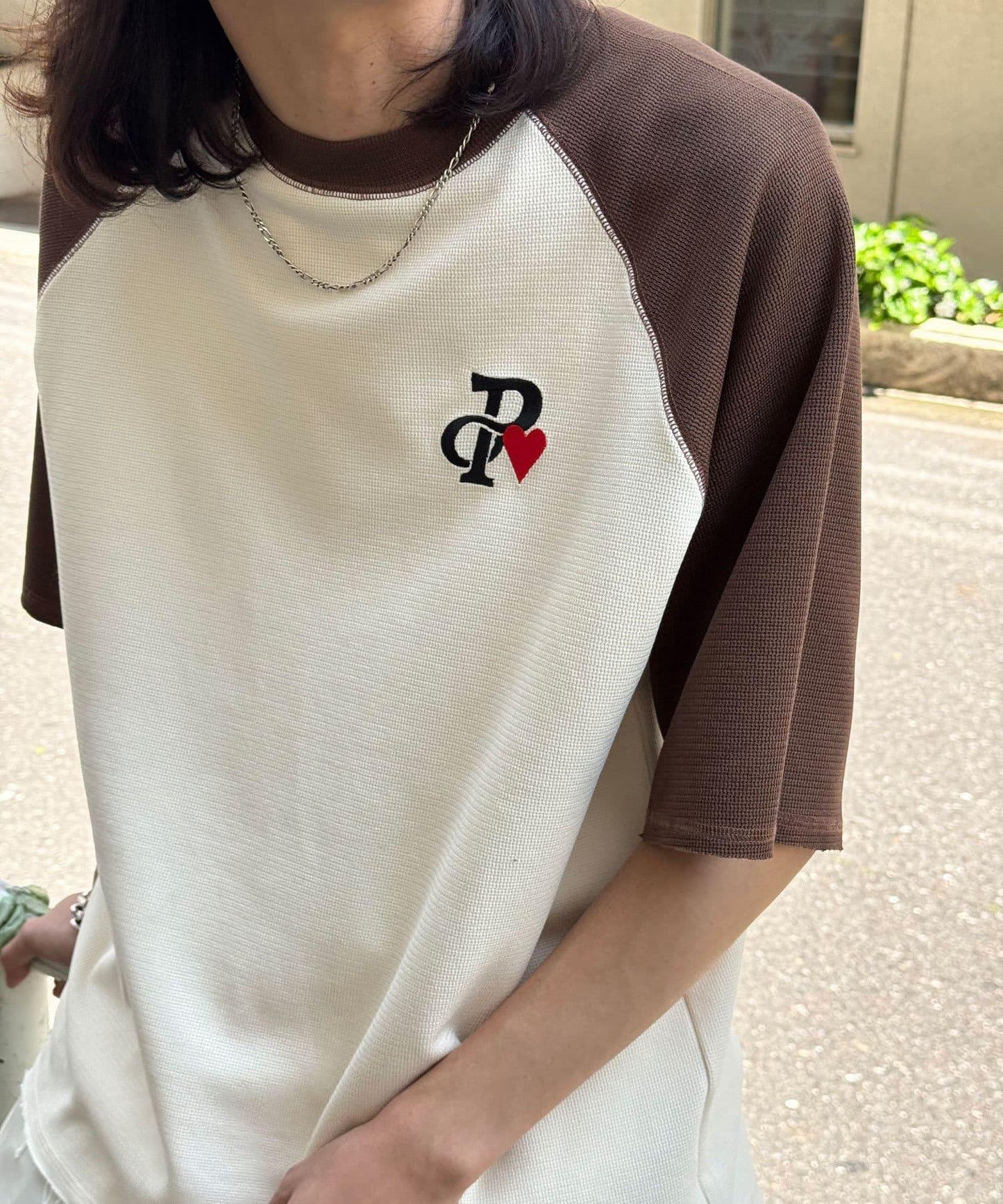 一點刺繡拉鍊拉桿圓領保暖短袖T恤