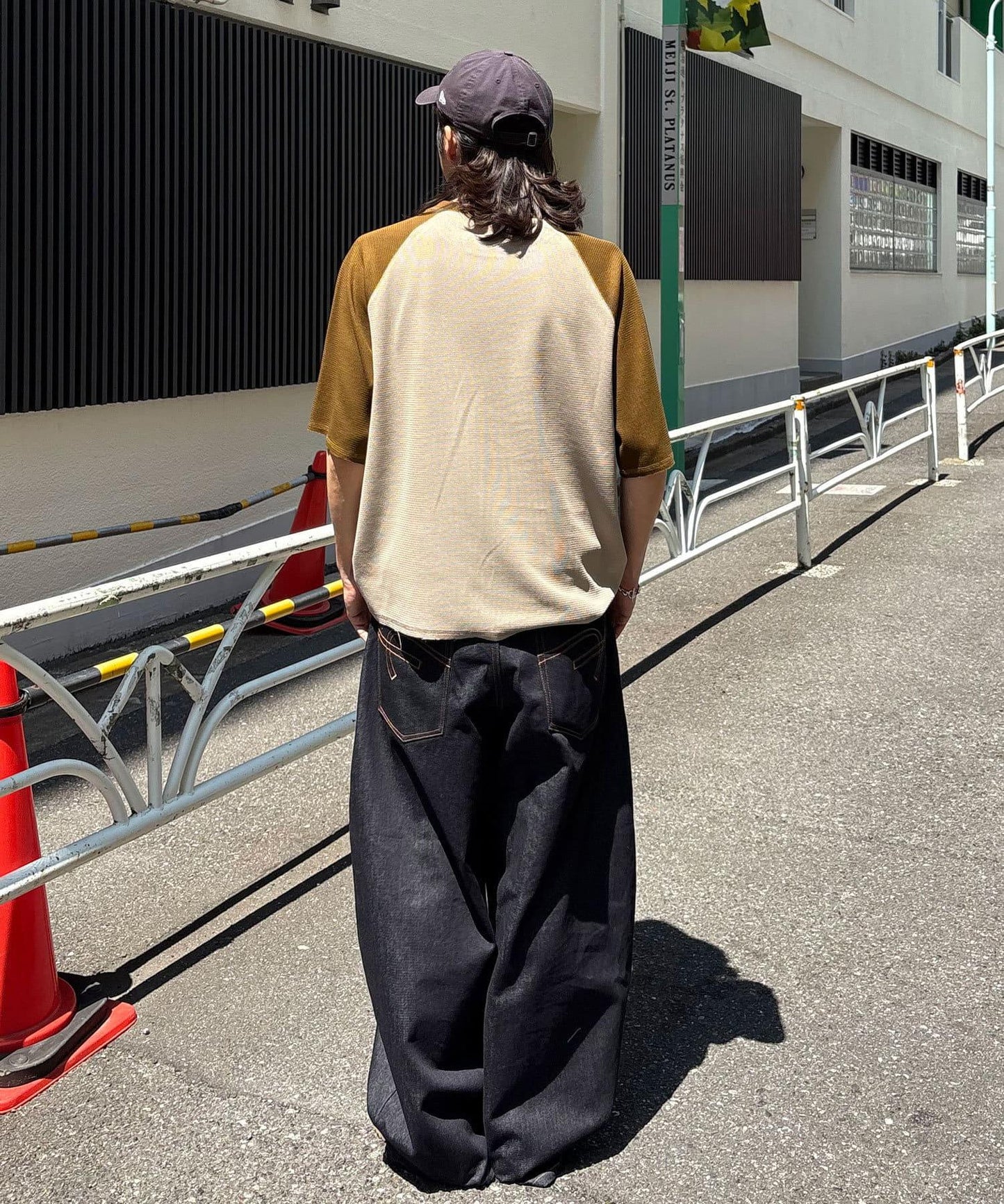一點刺繡拉鍊拉桿圓領保暖短袖T恤