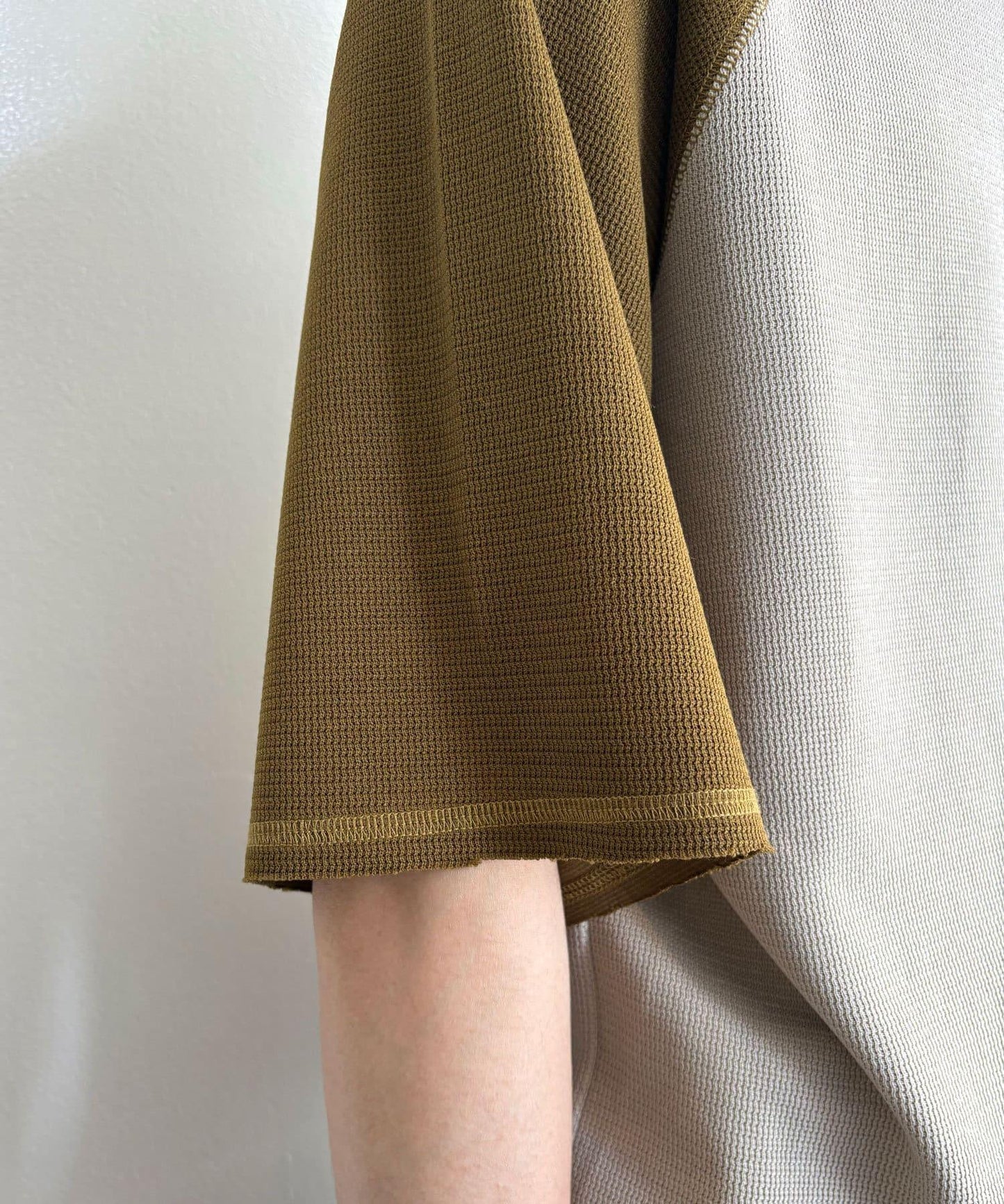 一點刺繡拉鍊拉桿圓領保暖短袖T恤