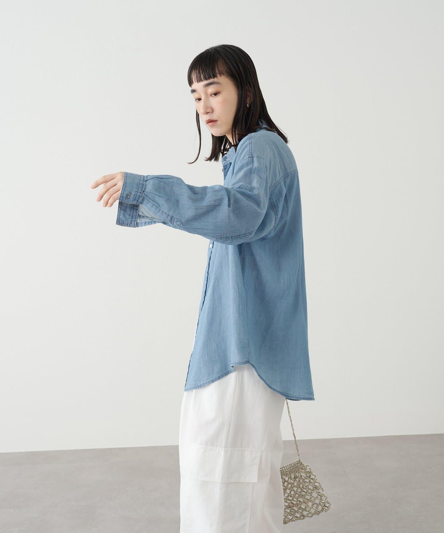 淺色牛仔褲/花紋襯衫