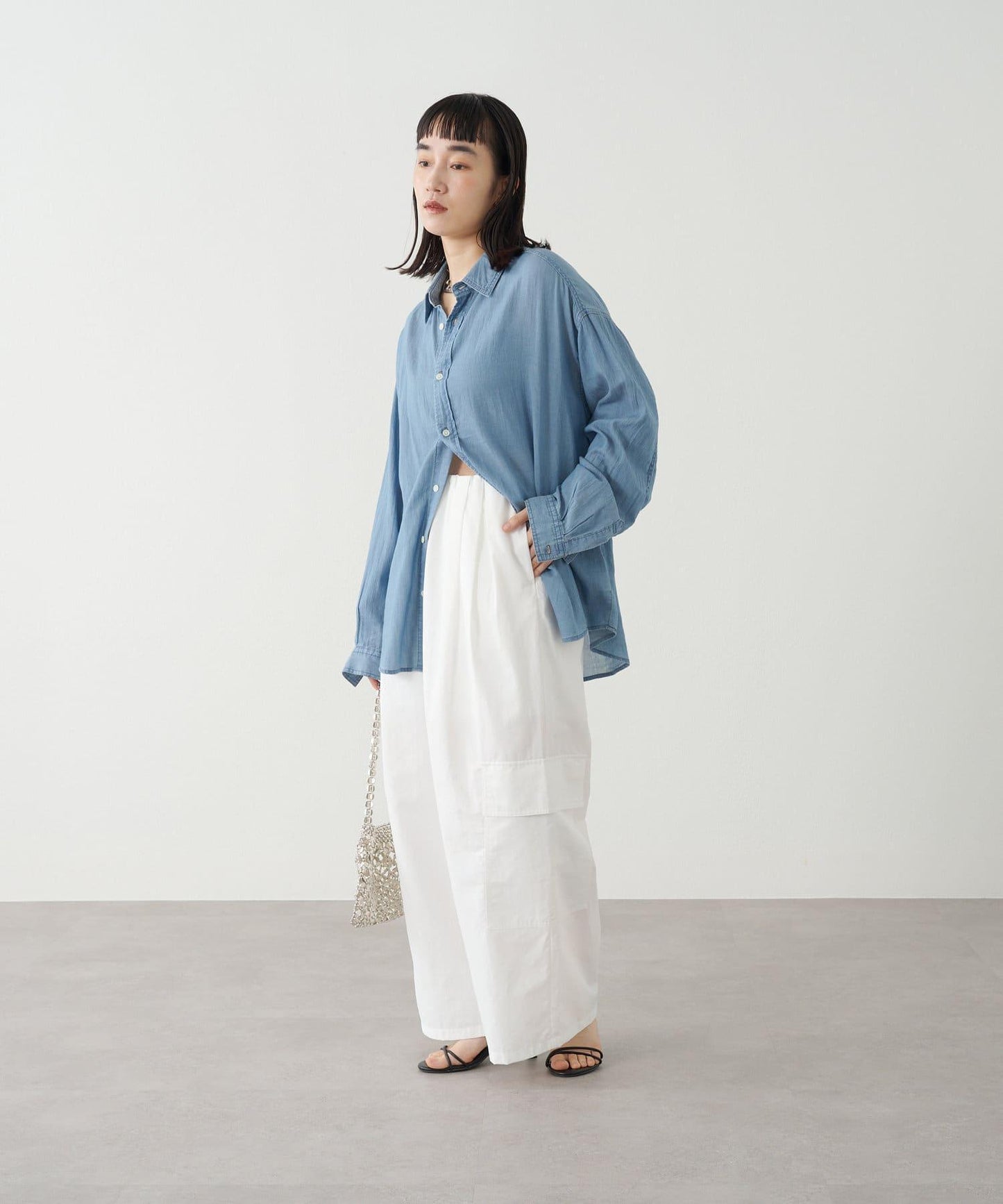 淺色牛仔褲/花紋襯衫
