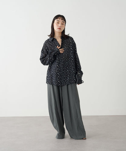 淺色牛仔褲/花紋襯衫