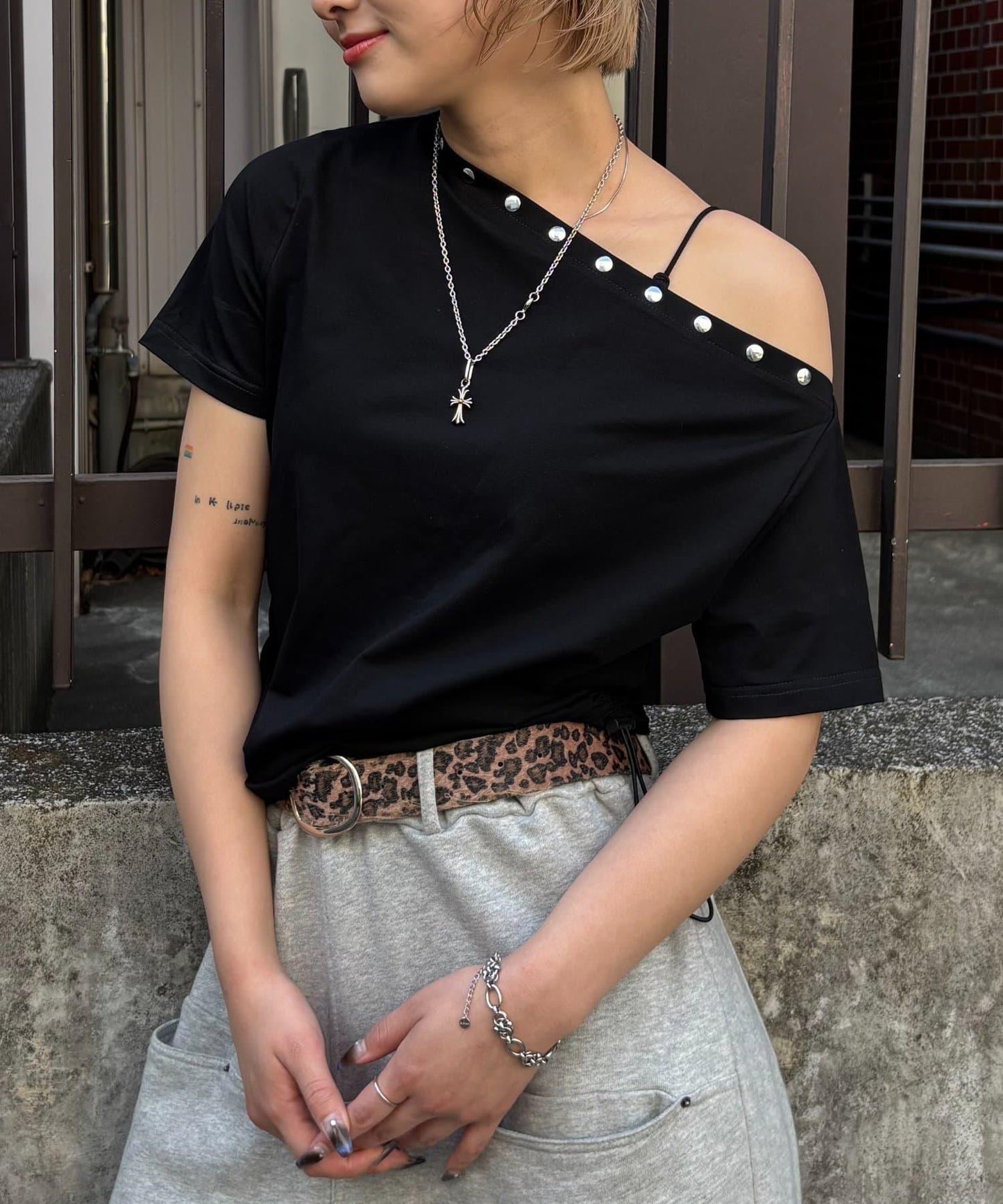 獨一無二單肩裝飾釘珠短袖T恤