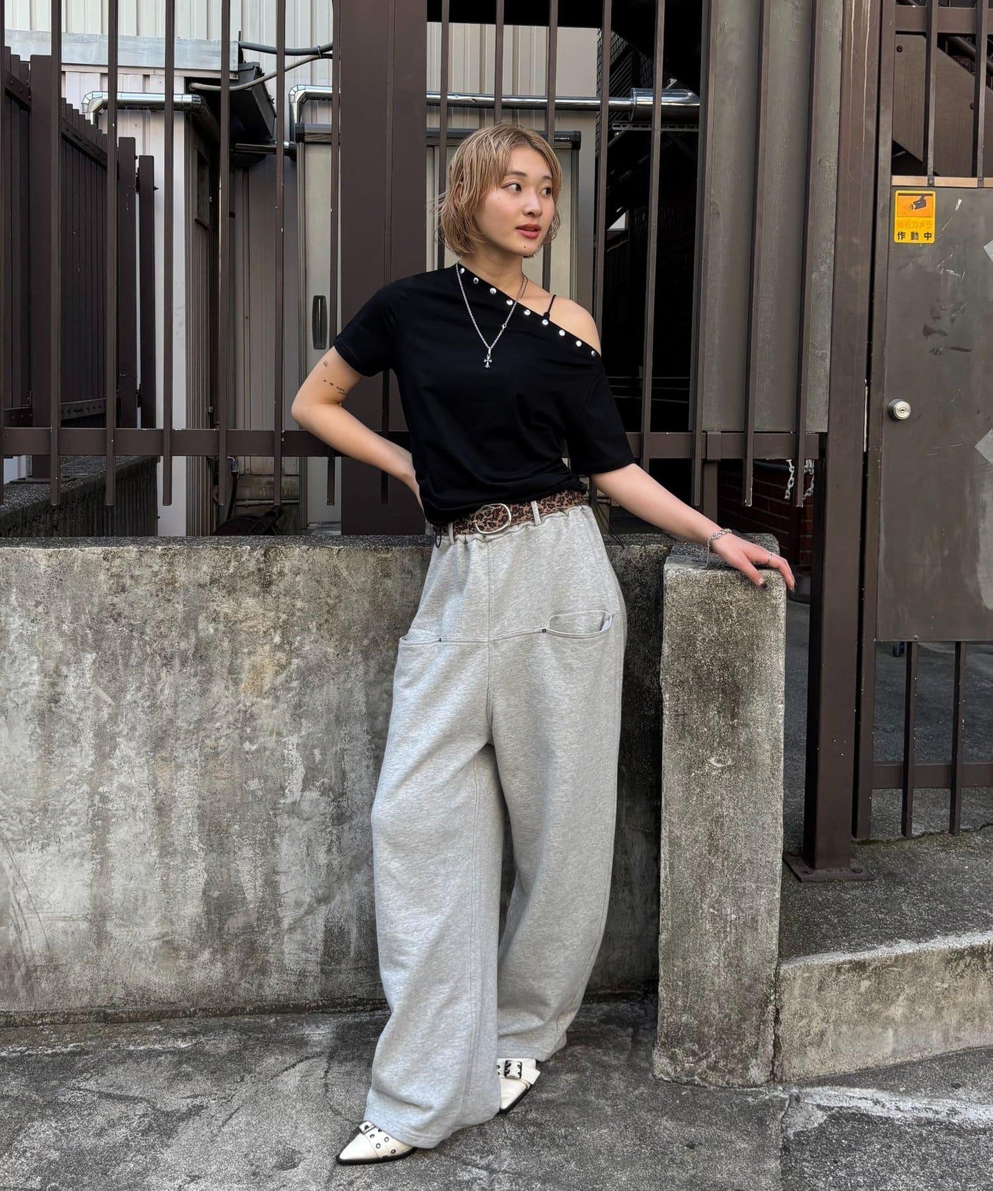 獨一無二單肩裝飾釘珠短袖T恤