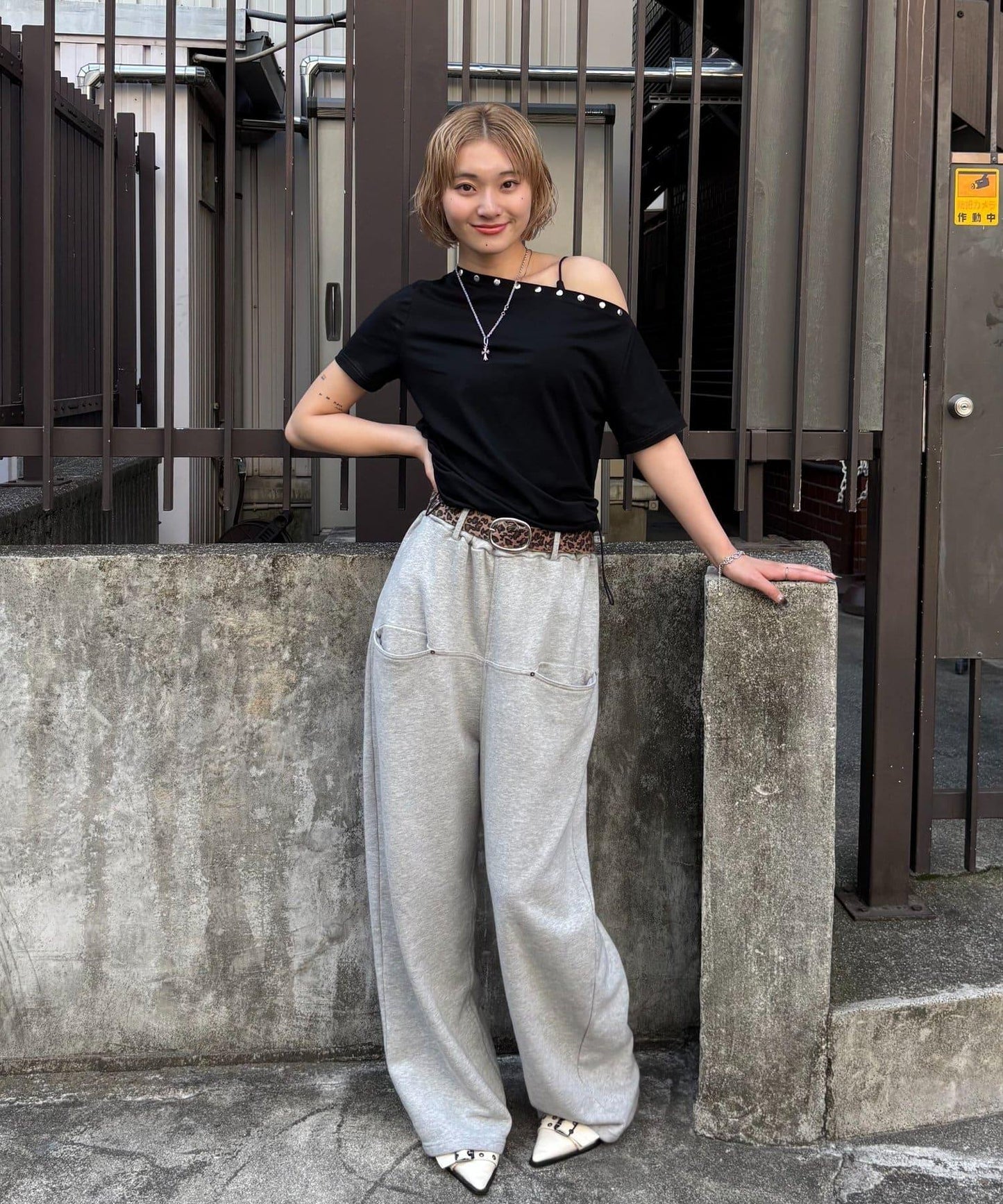 獨一無二單肩裝飾釘珠短袖T恤