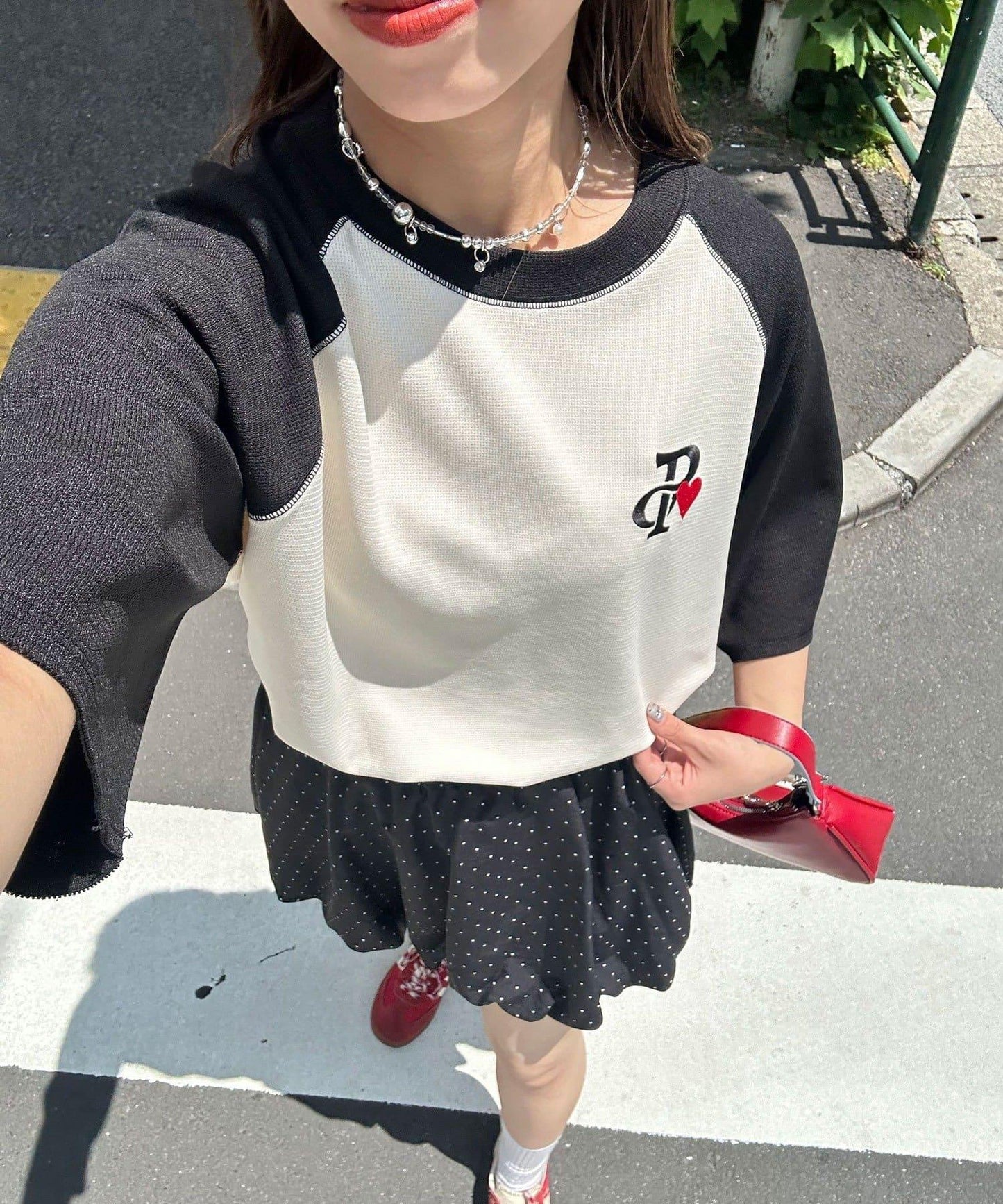 一點刺繡拉鍊拉桿圓領保暖短袖T恤