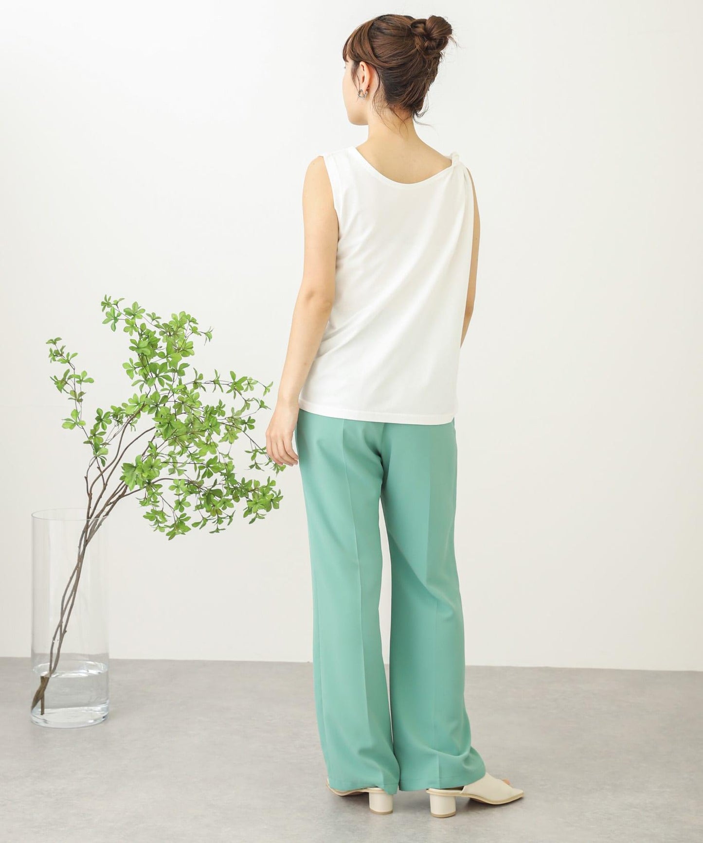 『UR TECH』扭結單肩不對稱上衣