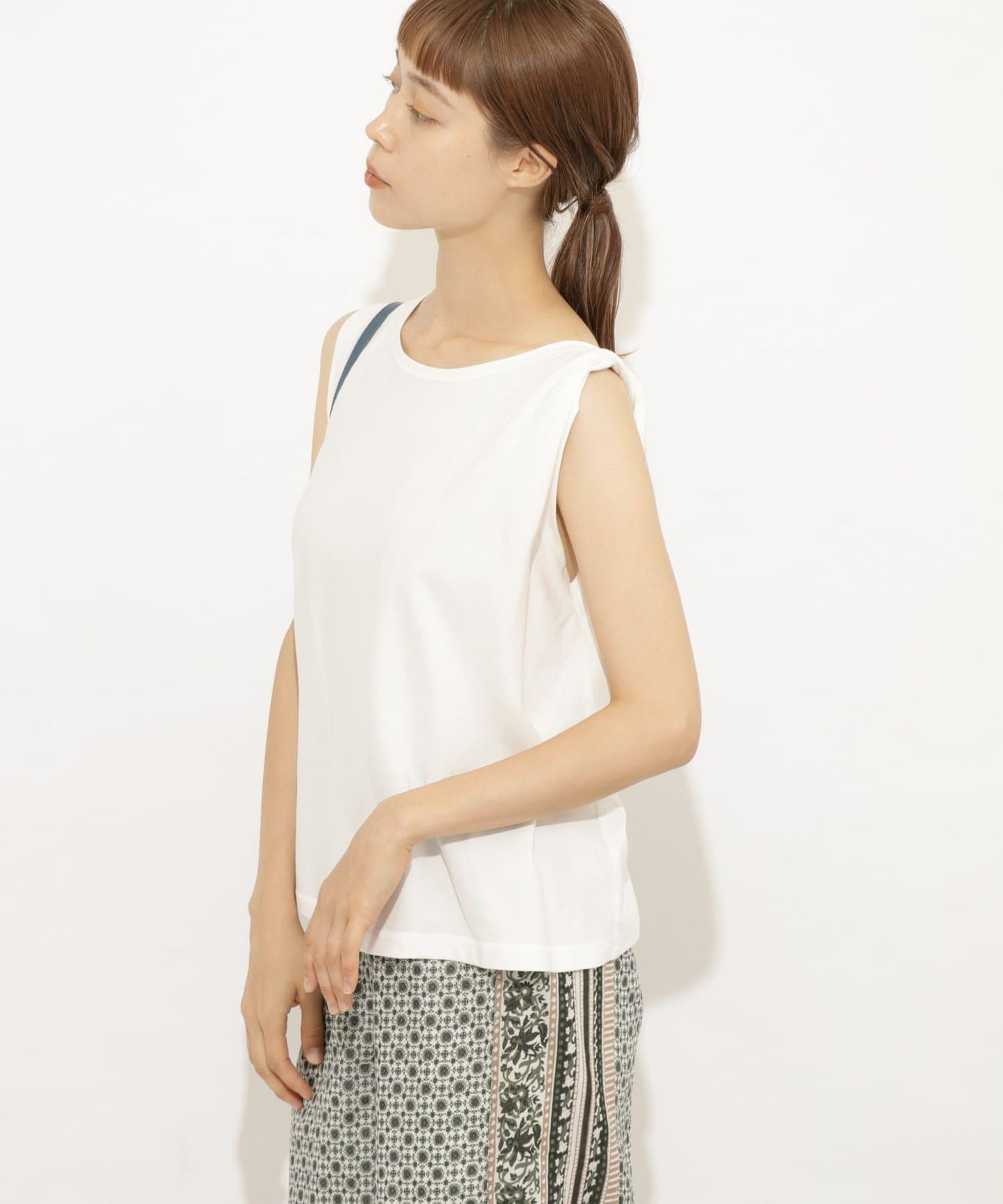 『UR TECH』扭結單肩不對稱上衣